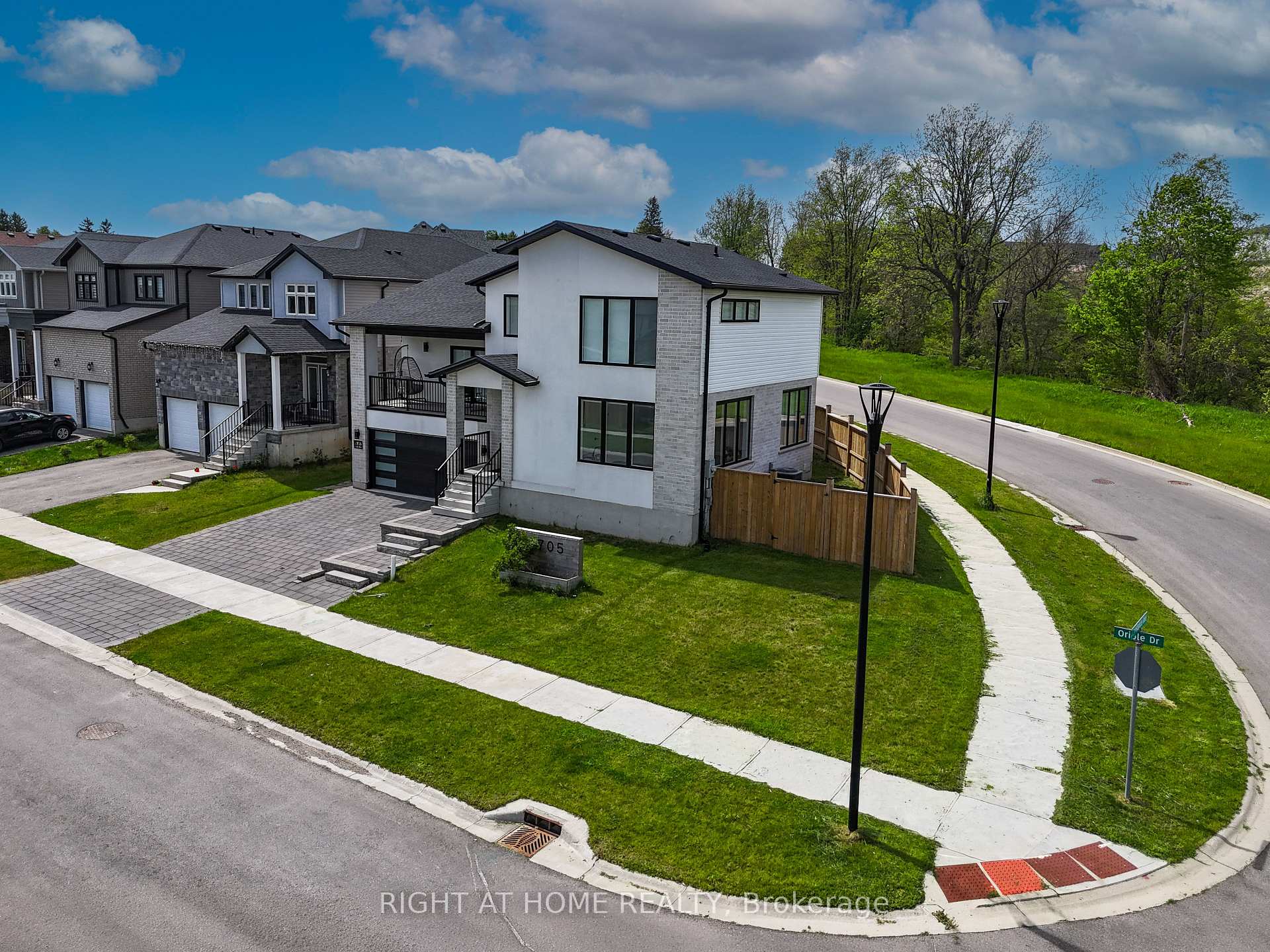 Photo 3 of 2705 Oriole Drive, London, South U — HOMEH