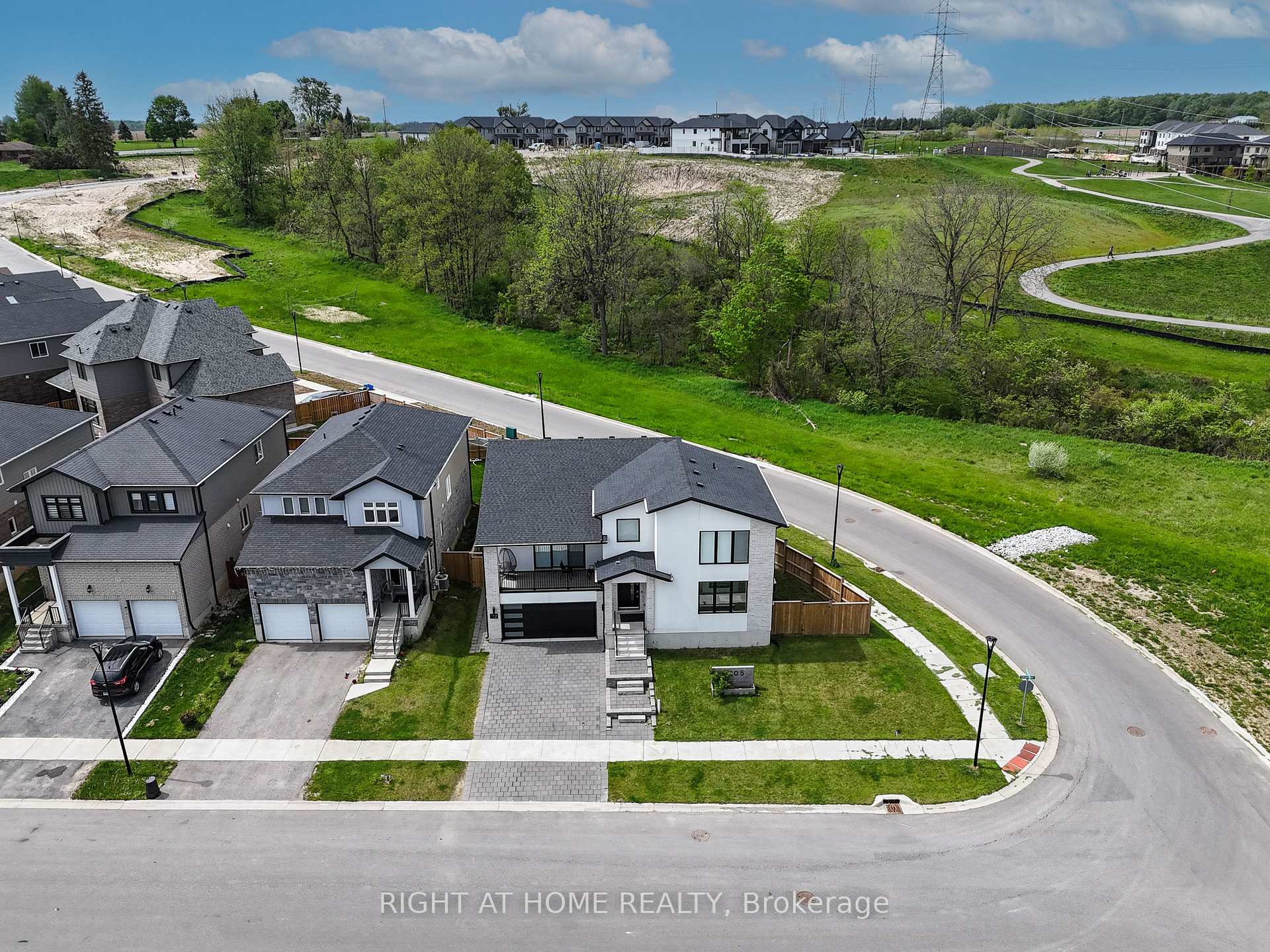 Photo 4 of 2705 Oriole Drive, London, South U — HOMEH