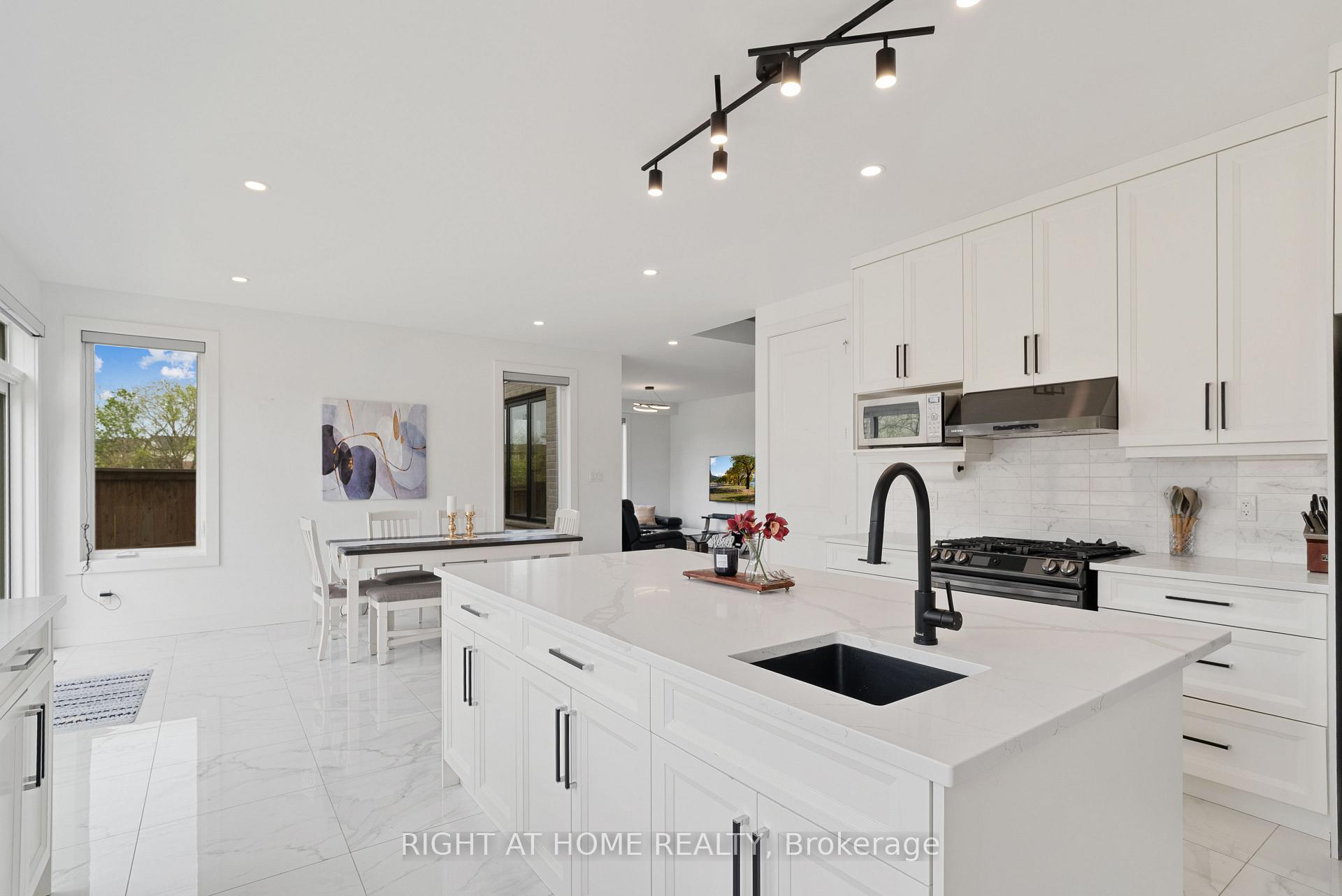 Photo 12 of 2705 Oriole Drive, London, South U — HOMEH