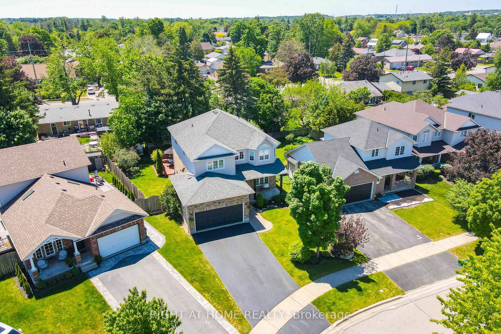 Photo 1 of 72 Beardmore Crescent, Halton Hills, Acton — HOMEH