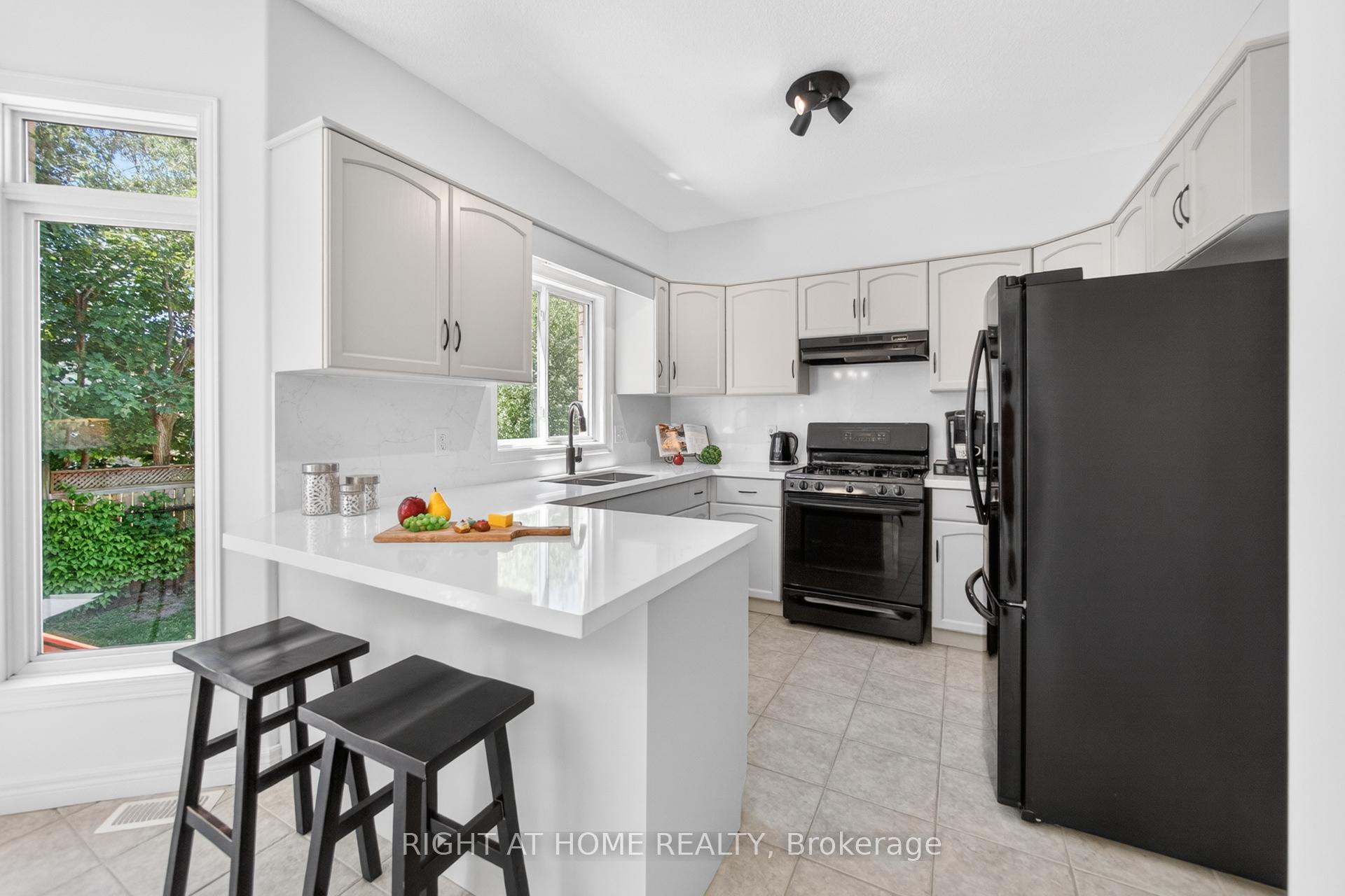 Photo 4 of 72 Beardmore Crescent, Halton Hills, Acton — HOMEH