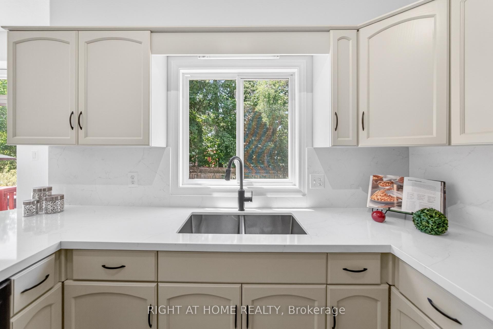 Photo 5 of 72 Beardmore Crescent, Halton Hills, Acton — HOMEH