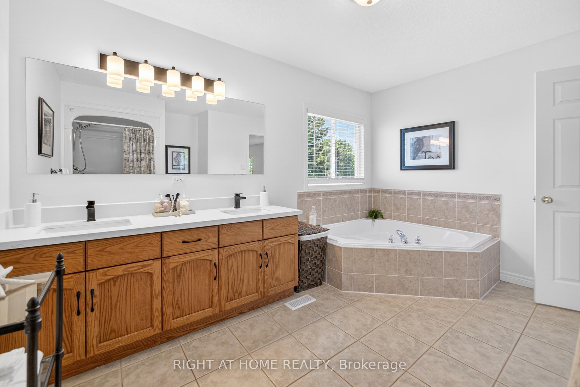 Photo 17 of 72 Beardmore Crescent, Halton Hills, Acton — HOMEH