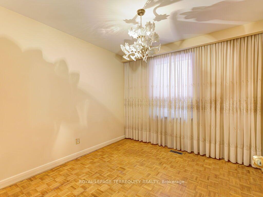 Photo 9 of 274 Harvie Avenue, Toronto, Caledonia-Fairbank — HOMEH
