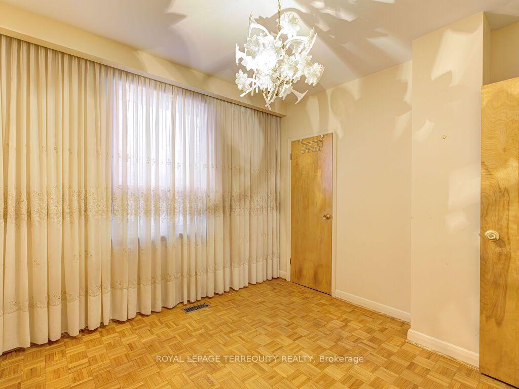 Photo 11 of 274 Harvie Avenue, Toronto, Caledonia-Fairbank — HOMEH