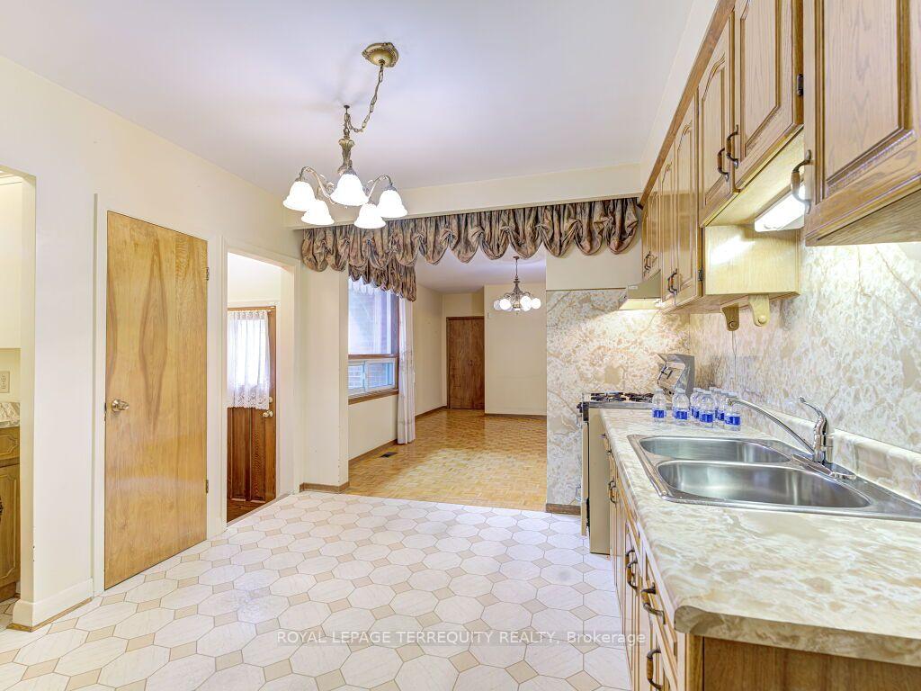 Photo 15 of 274 Harvie Avenue, Toronto, Caledonia-Fairbank — HOMEH