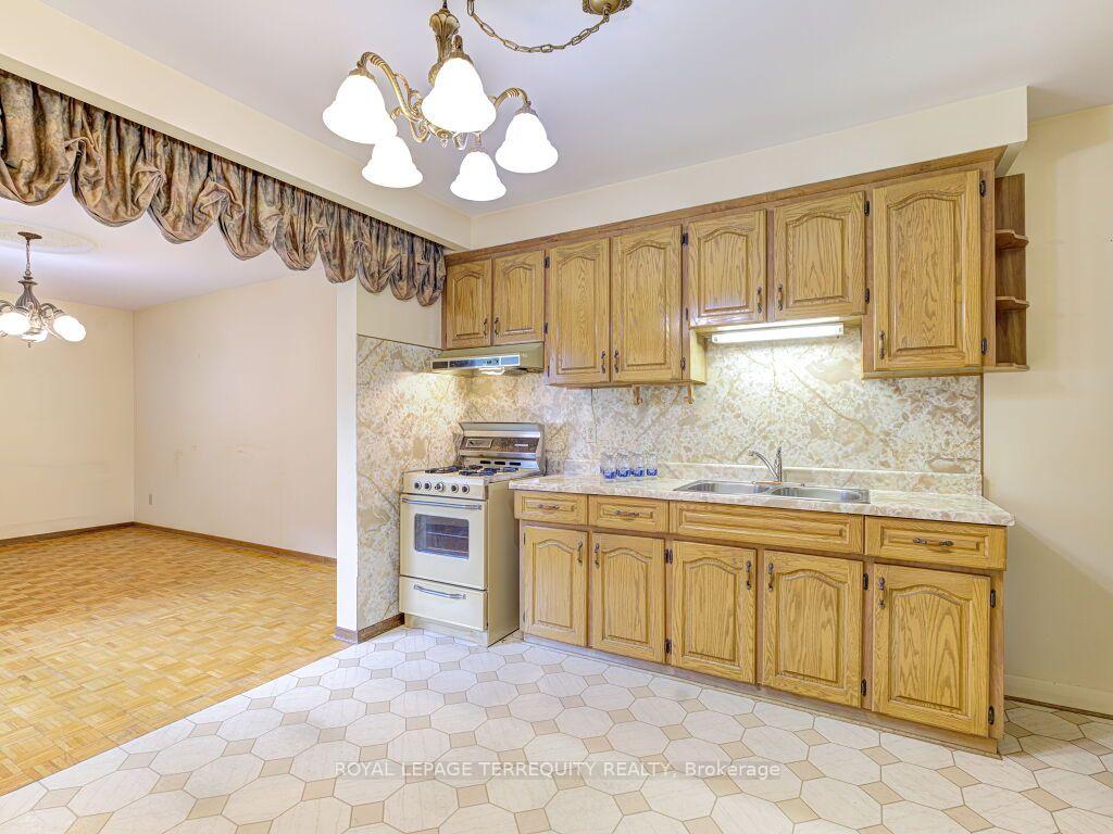 Photo 16 of 274 Harvie Avenue, Toronto, Caledonia-Fairbank — HOMEH