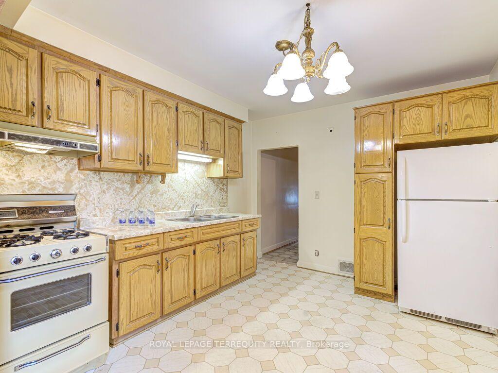Photo 19 of 274 Harvie Avenue, Toronto, Caledonia-Fairbank — HOMEH