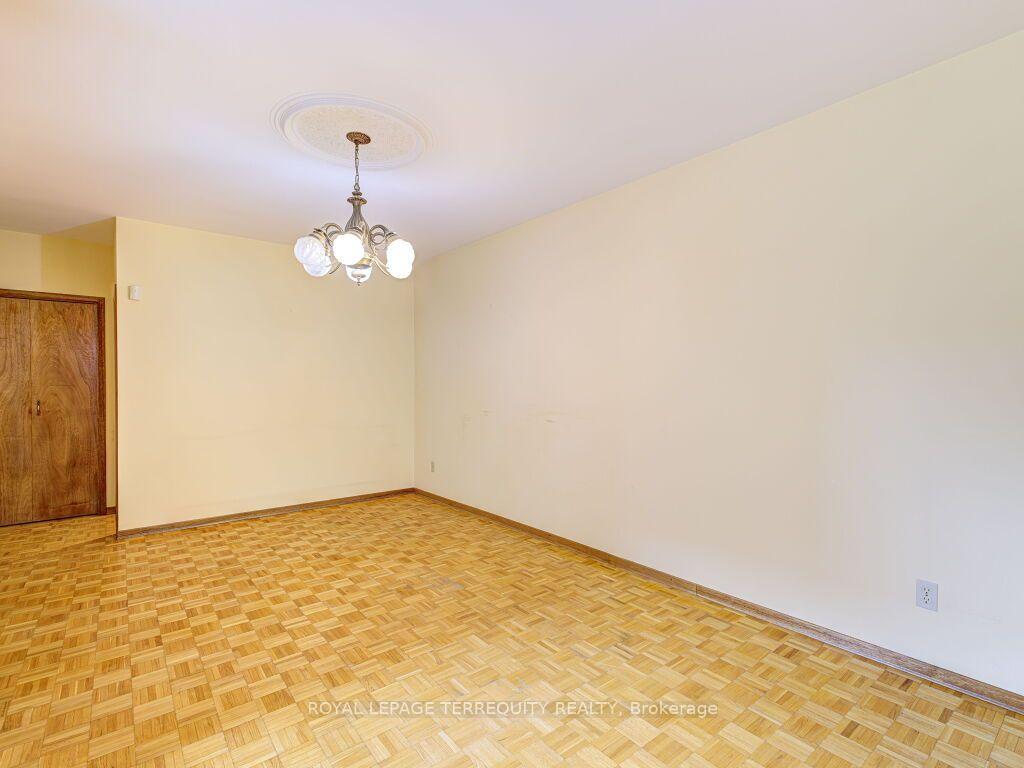 Photo 23 of 274 Harvie Avenue, Toronto, Caledonia-Fairbank — HOMEH
