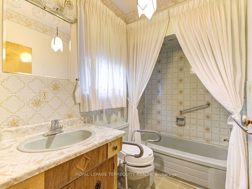 Photo 28 of 274 Harvie Avenue, Toronto, Caledonia-Fairbank — HOMEH