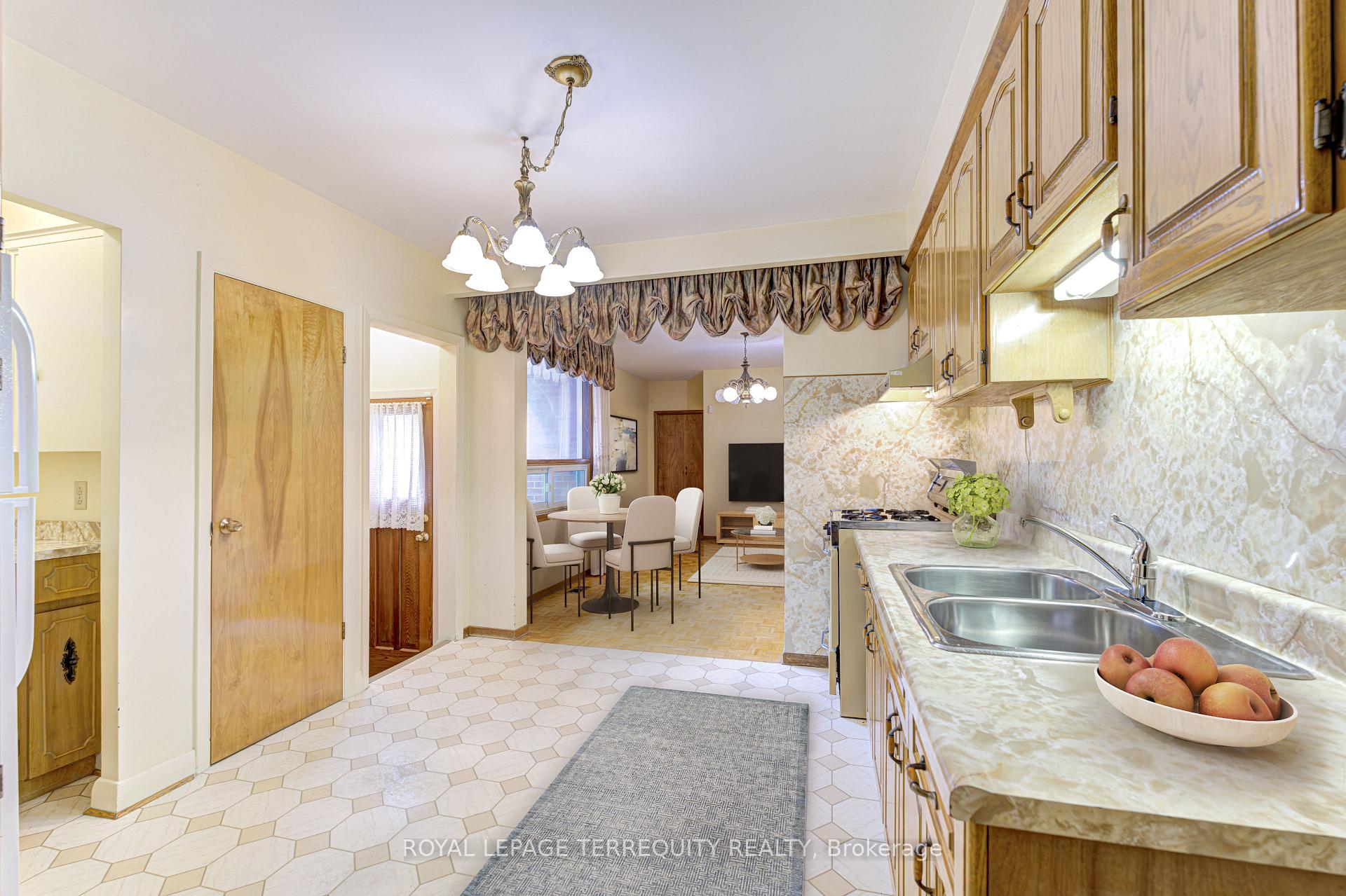 Photo 8 of 274 Harvie Avenue, Toronto, Caledonia-Fairbank — HOMEH