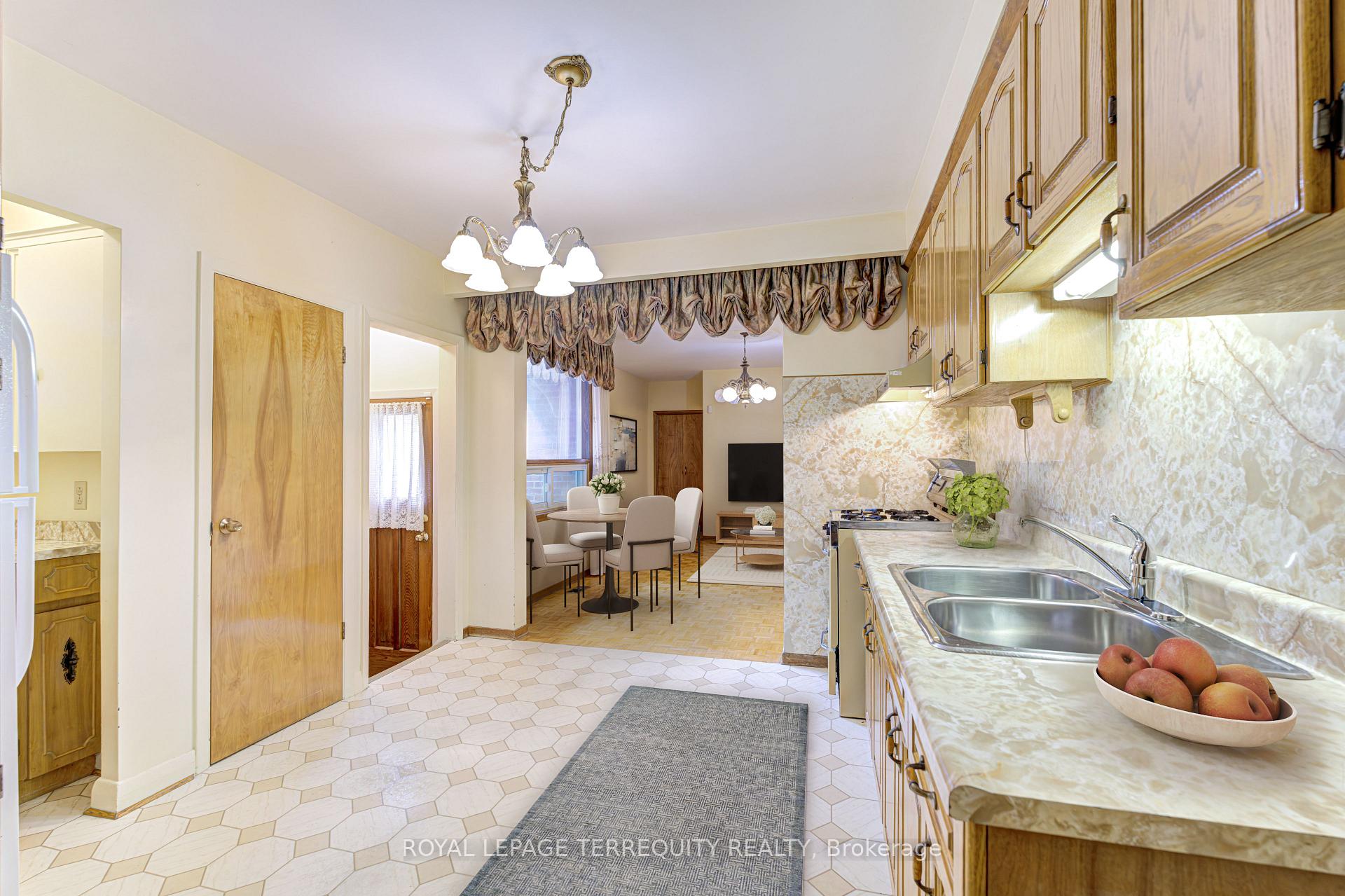 Photo 10 of 274 Harvie Avenue, Toronto, Caledonia-Fairbank — HOMEH