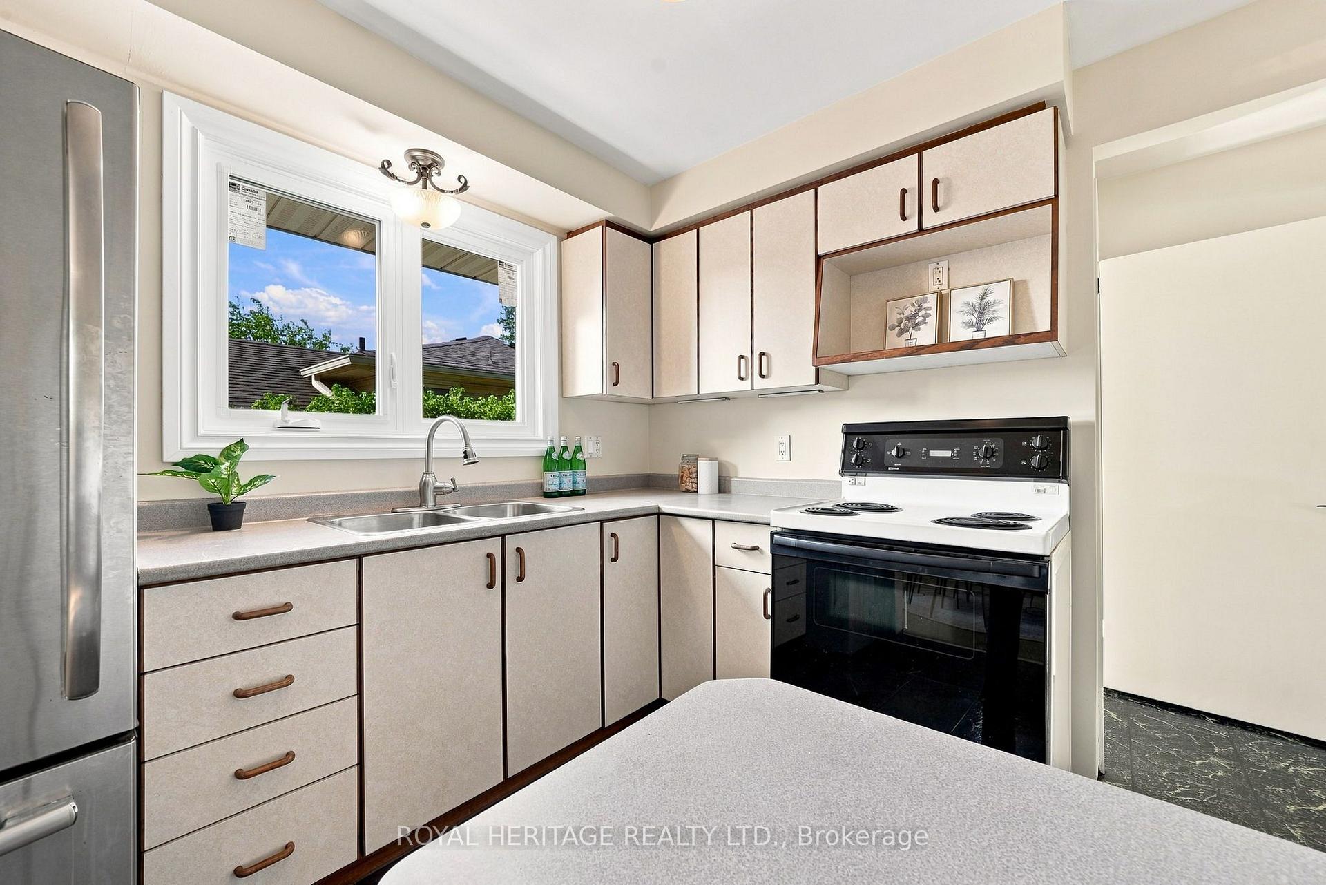 Photo 12 of 471 Rossland Road E, Oshawa, O'Neill — HOMEH