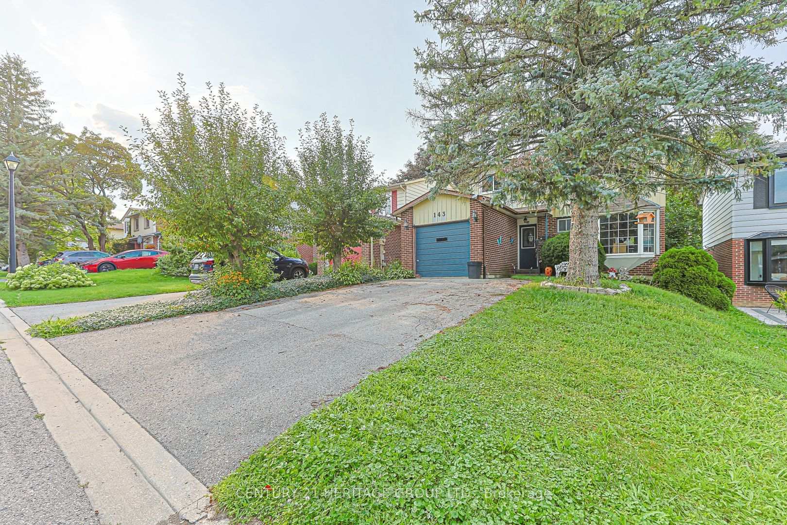 Photo 3 of 143 Thoms Crescent, Newmarket, Central Newmarket — HOMEH