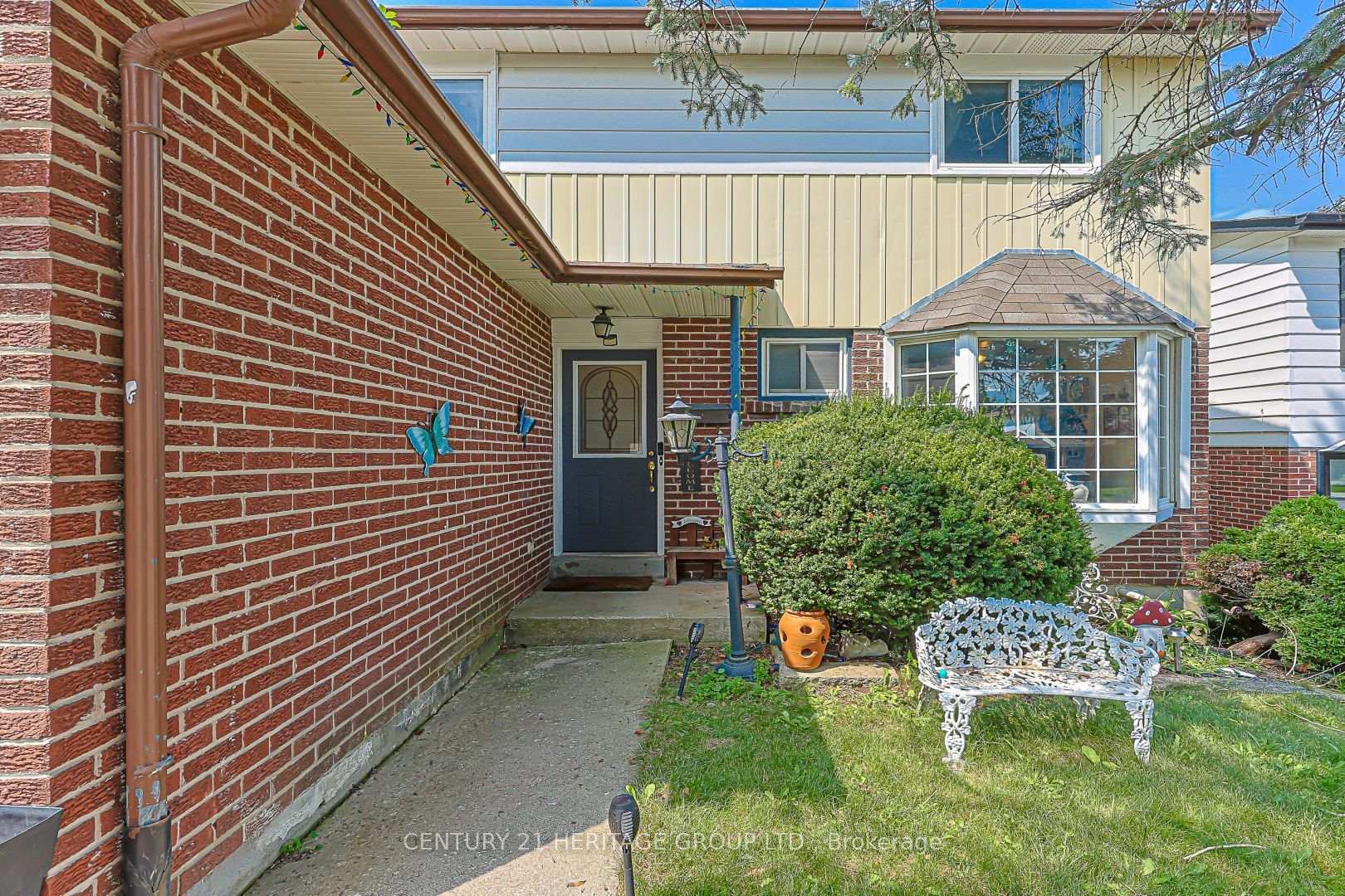 Photo 5 of 143 Thoms Crescent, Newmarket, Central Newmarket — HOMEH