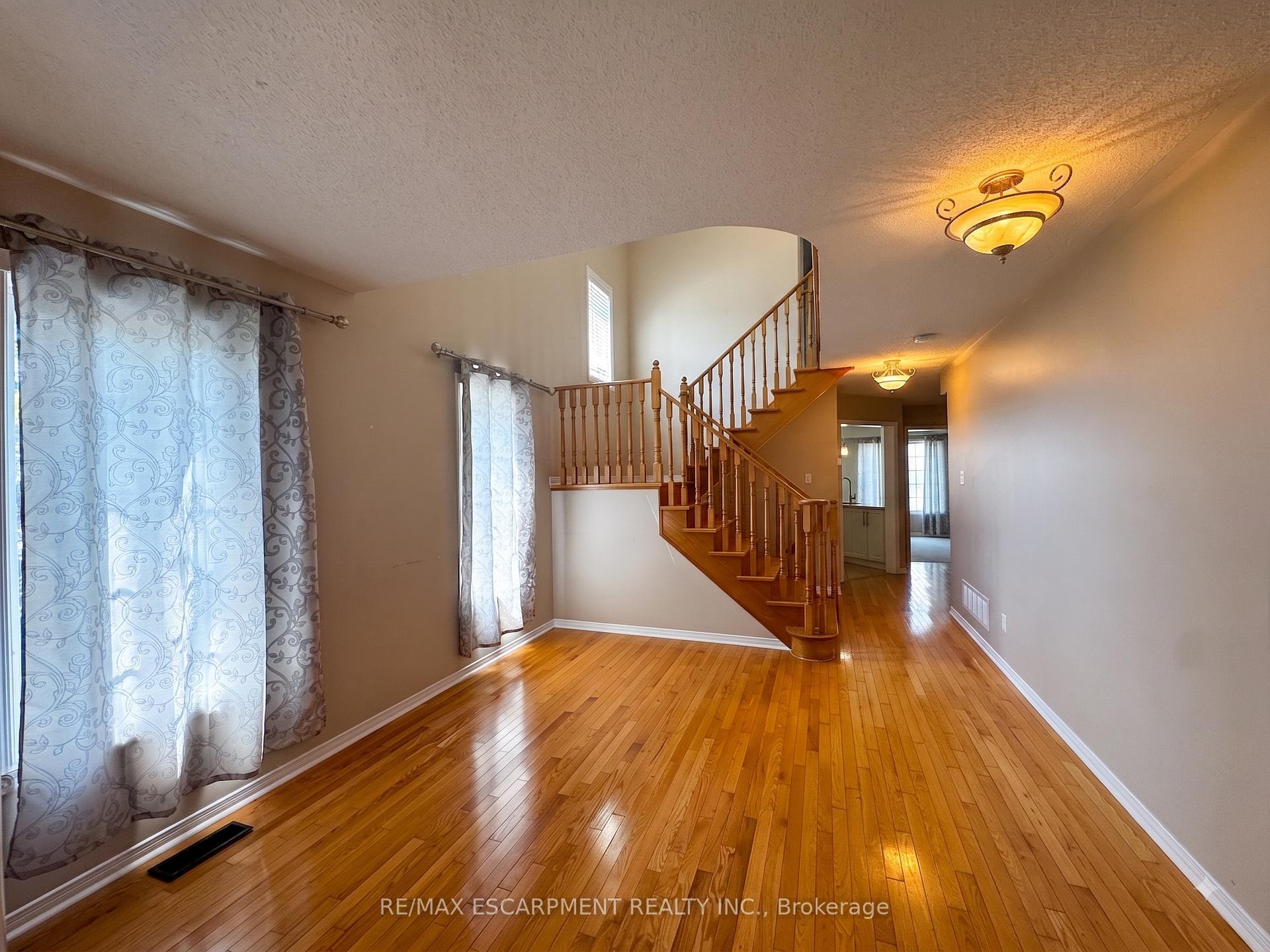Photo 3 of 56 Peachleaf Crescent, Brampton, Fletcher's Meadow — HOMEH