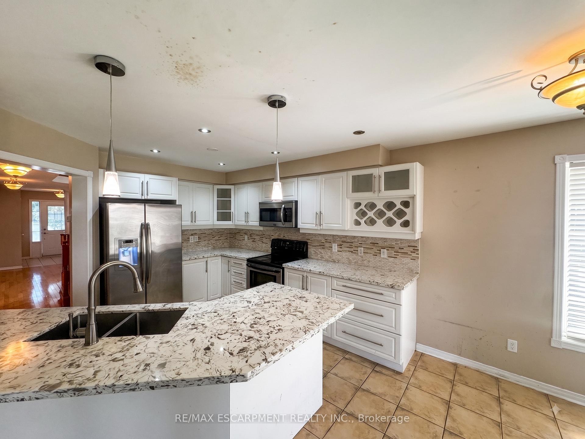 Photo 4 of 56 Peachleaf Crescent, Brampton, Fletcher's Meadow — HOMEH