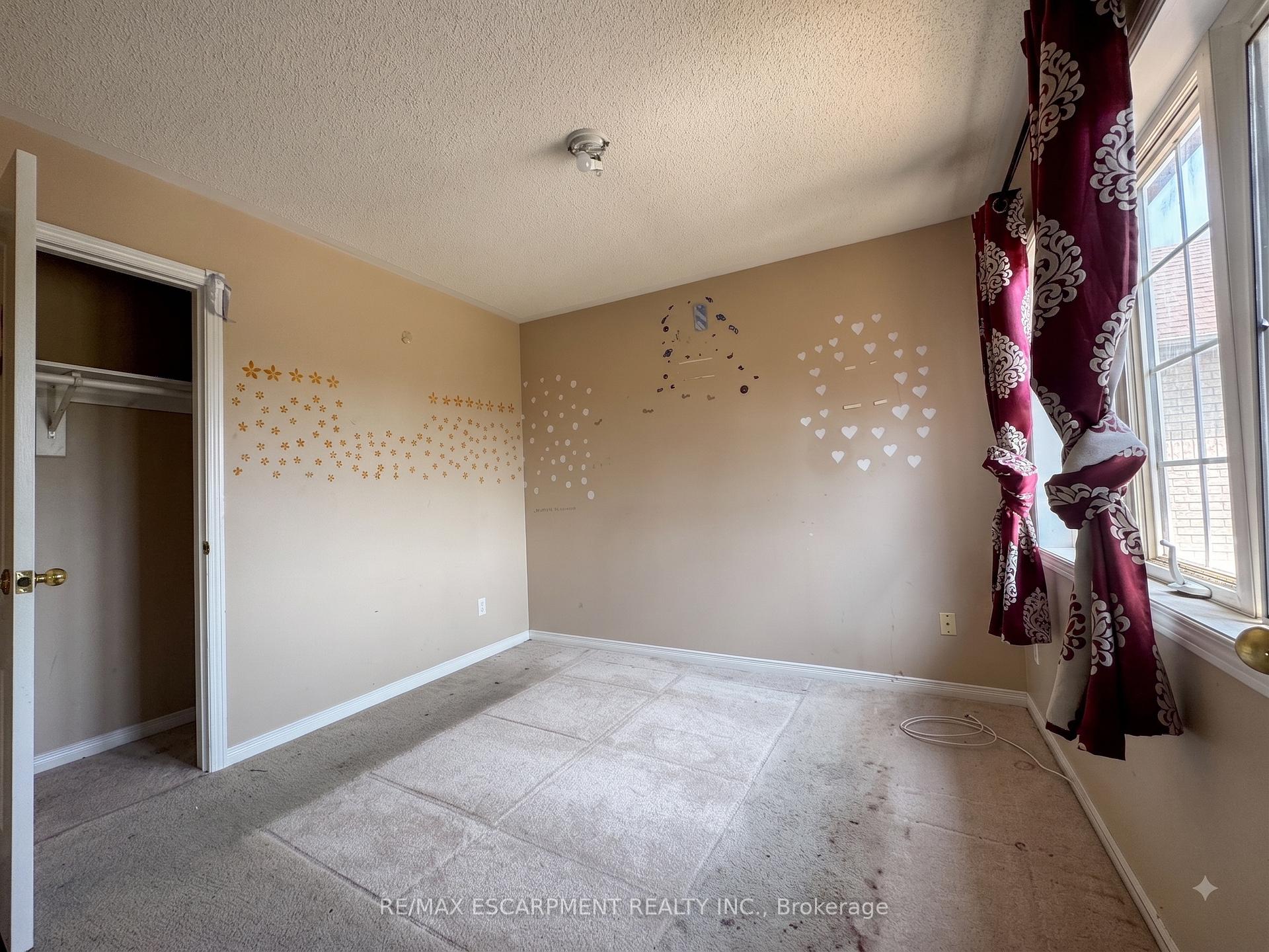 Photo 17 of 56 Peachleaf Crescent, Brampton, Fletcher's Meadow — HOMEH