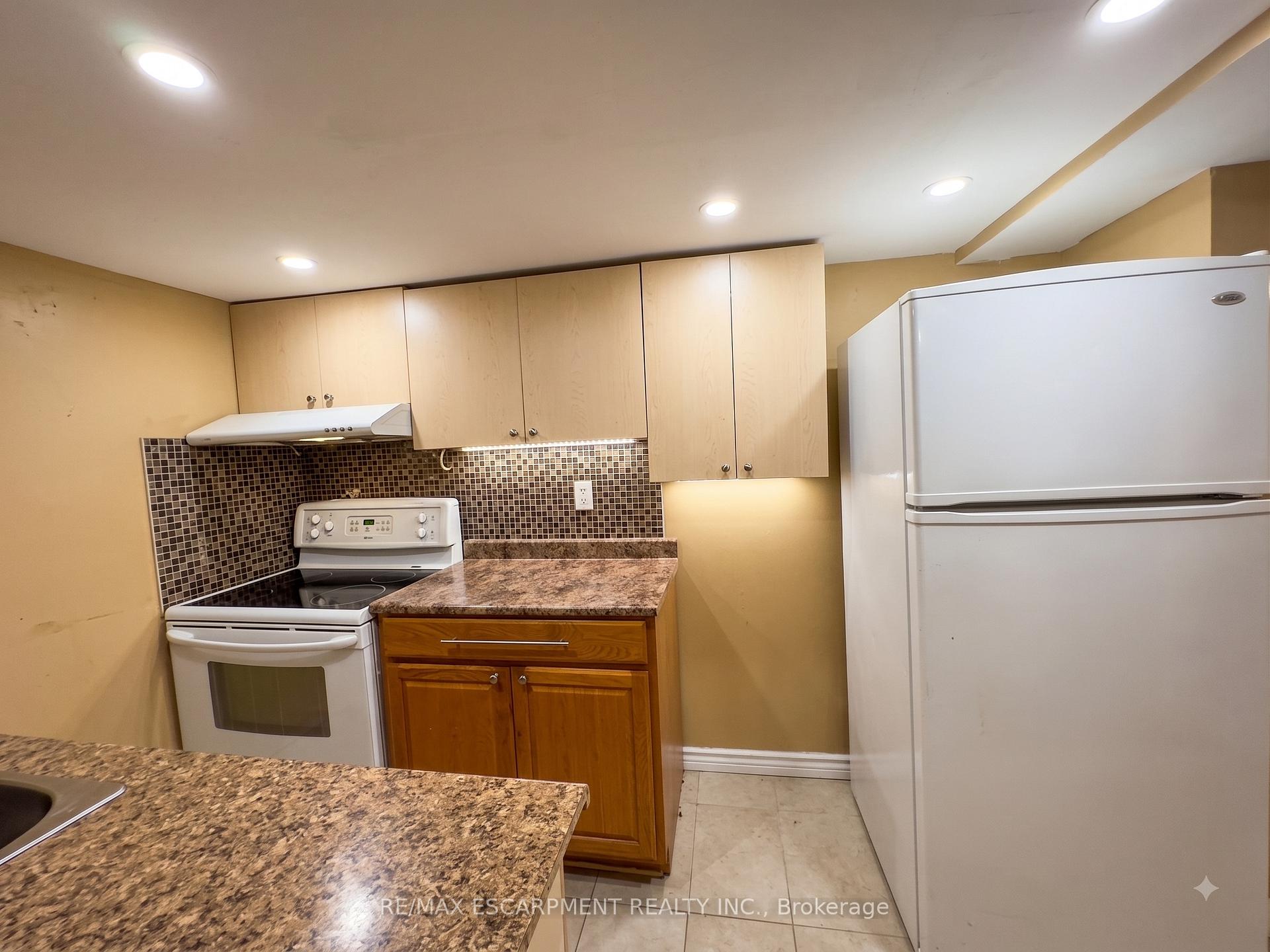 Photo 18 of 56 Peachleaf Crescent, Brampton, Fletcher's Meadow — HOMEH