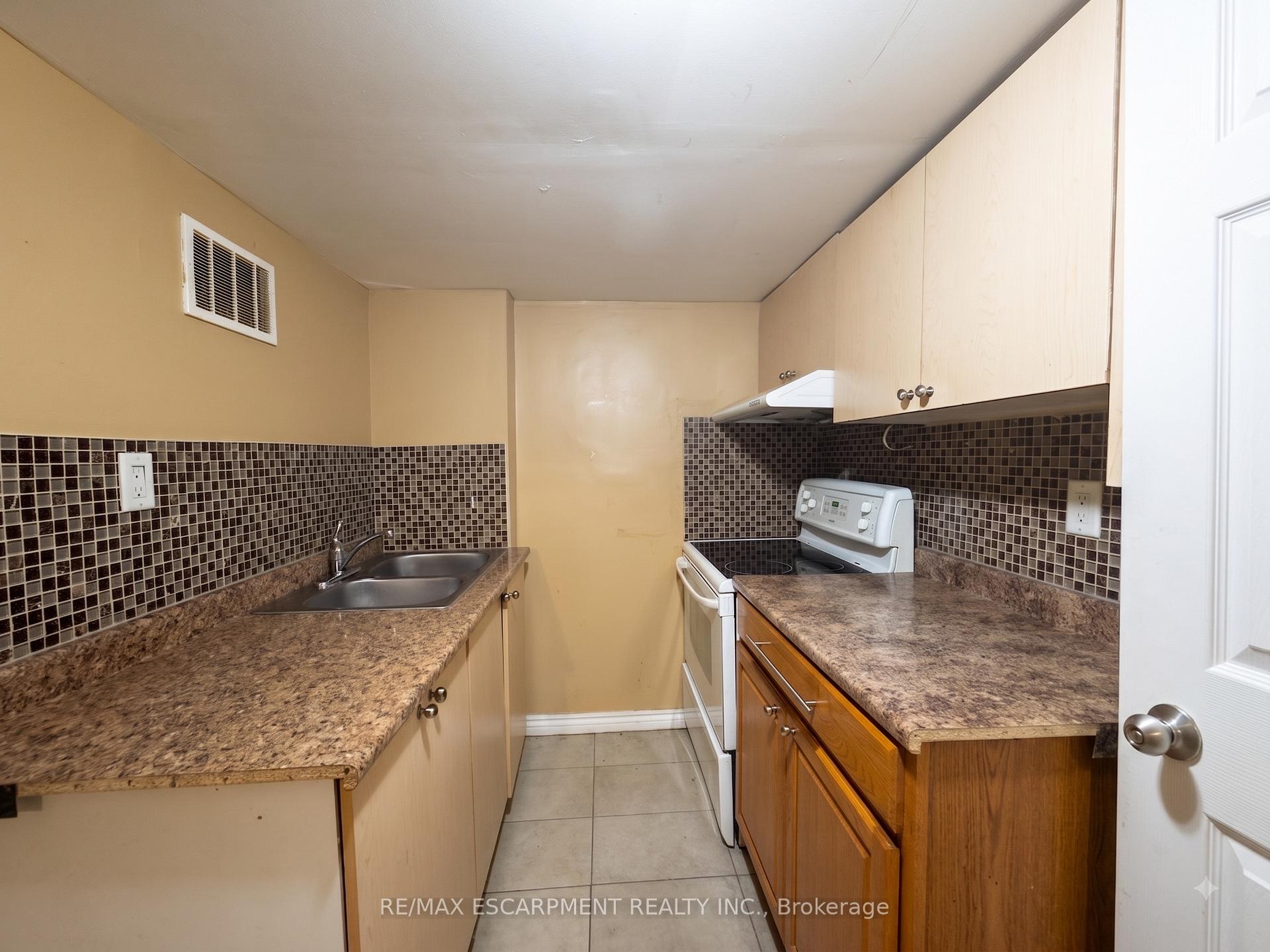 Photo 19 of 56 Peachleaf Crescent, Brampton, Fletcher's Meadow — HOMEH