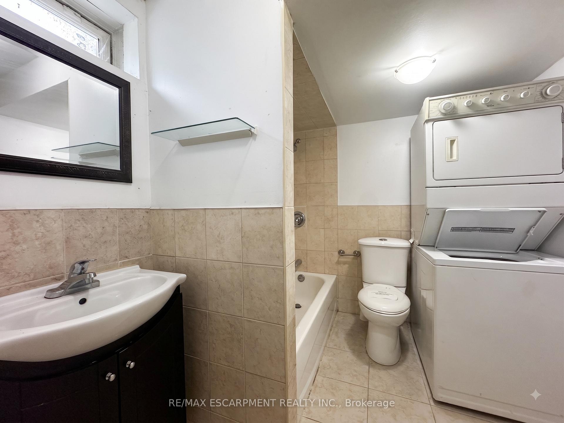 Photo 23 of 56 Peachleaf Crescent, Brampton, Fletcher's Meadow — HOMEH