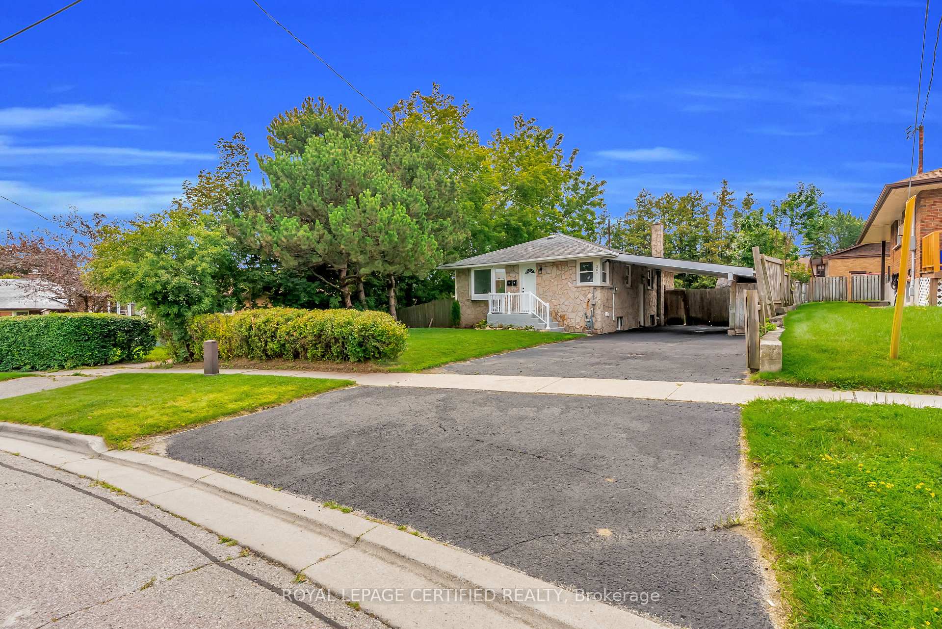 Photo 3 of 301 Geneva Avenue, Oshawa, Lakeview — HOMEH