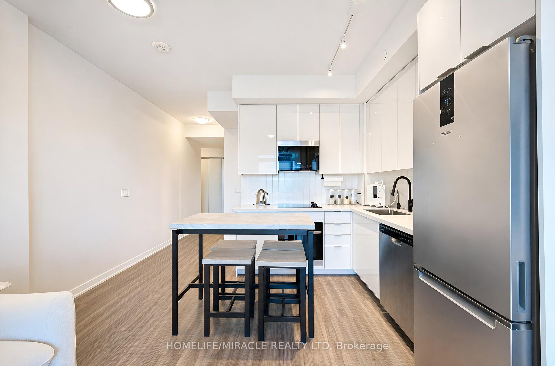 Photo 6 of Unit 813, 10 Abeja Street, Vaughan, Concord — HOMEH