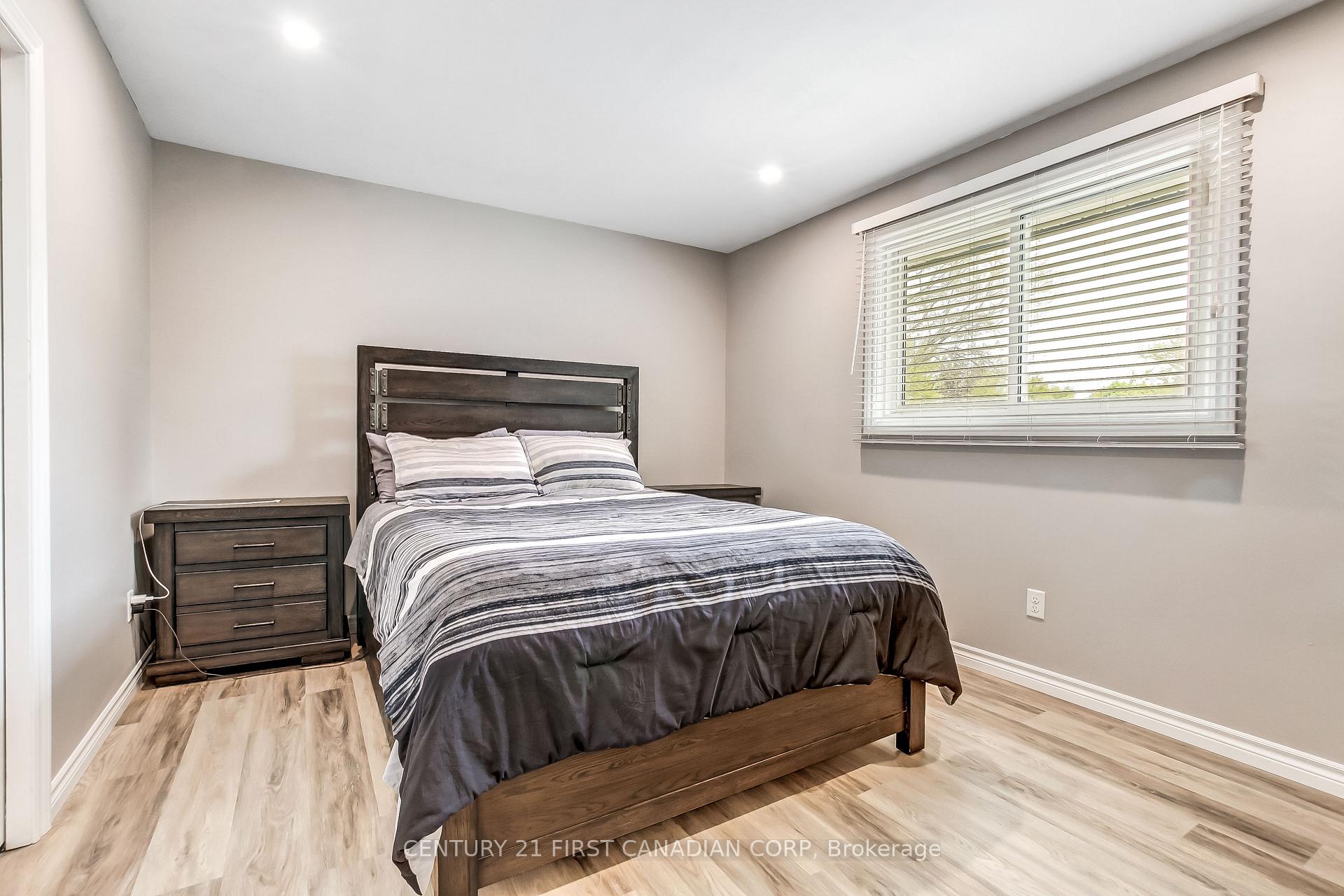 Photo 16 of 74 Winding Way Crescent, London, North F — HOMEH