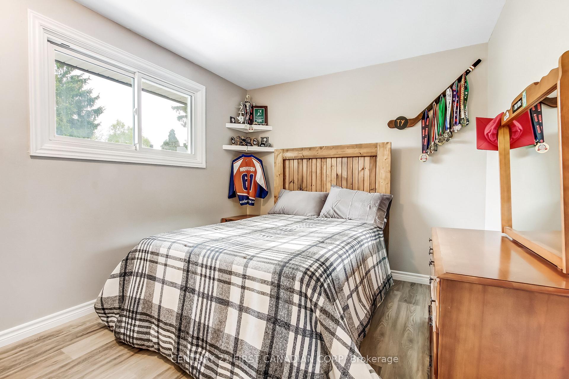 Photo 17 of 74 Winding Way Crescent, London, North F — HOMEH