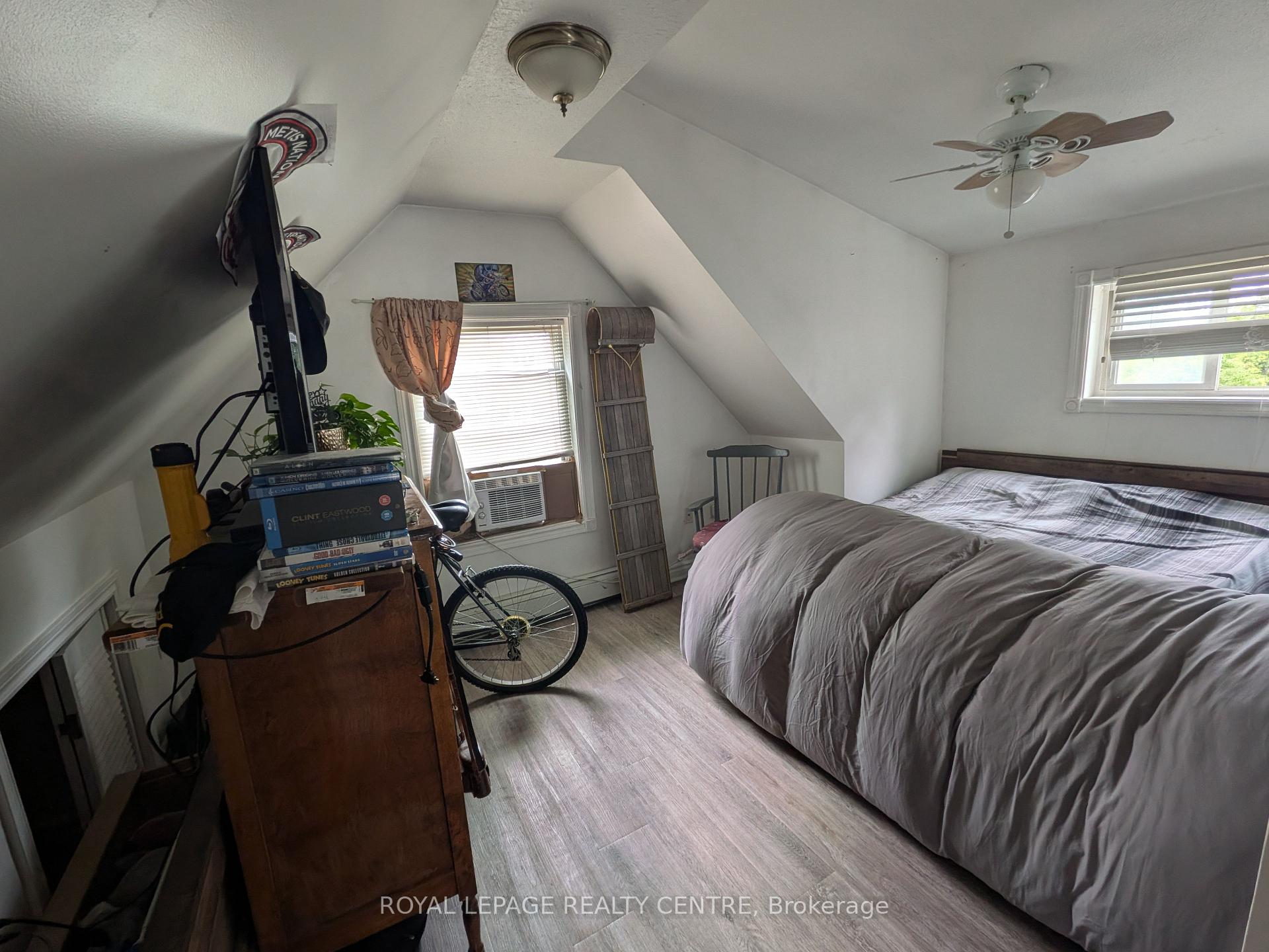 Photo 9 of 10 Dufferin Street, Barrie, Sanford — HOMEH