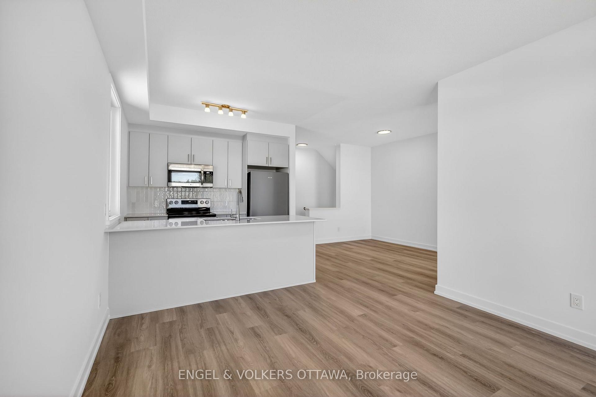 Photo 5 of 114 Stardust Private, Ottawa, Leitrim — HOMEH