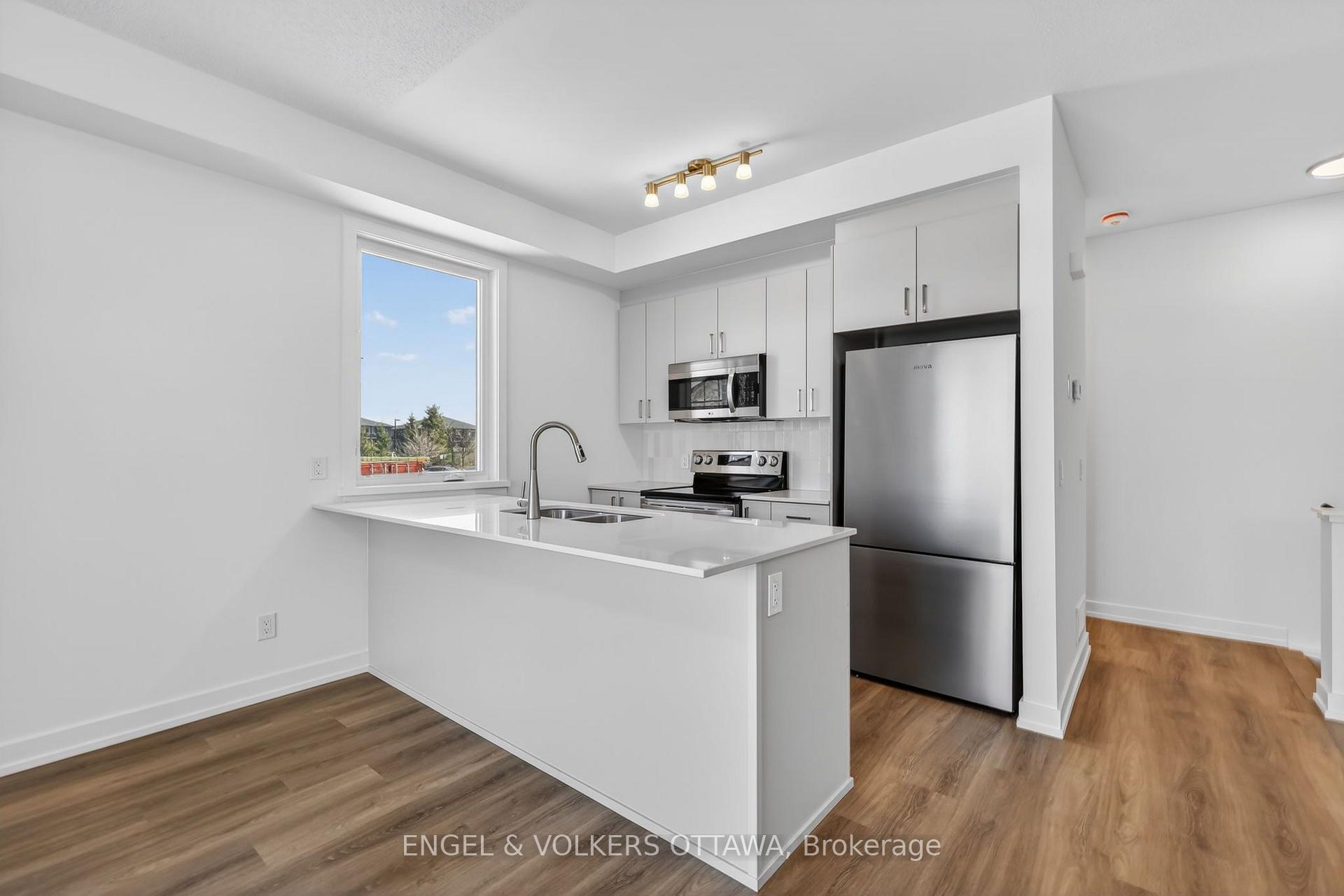 Photo 7 of 114 Stardust Private, Ottawa, Leitrim — HOMEH