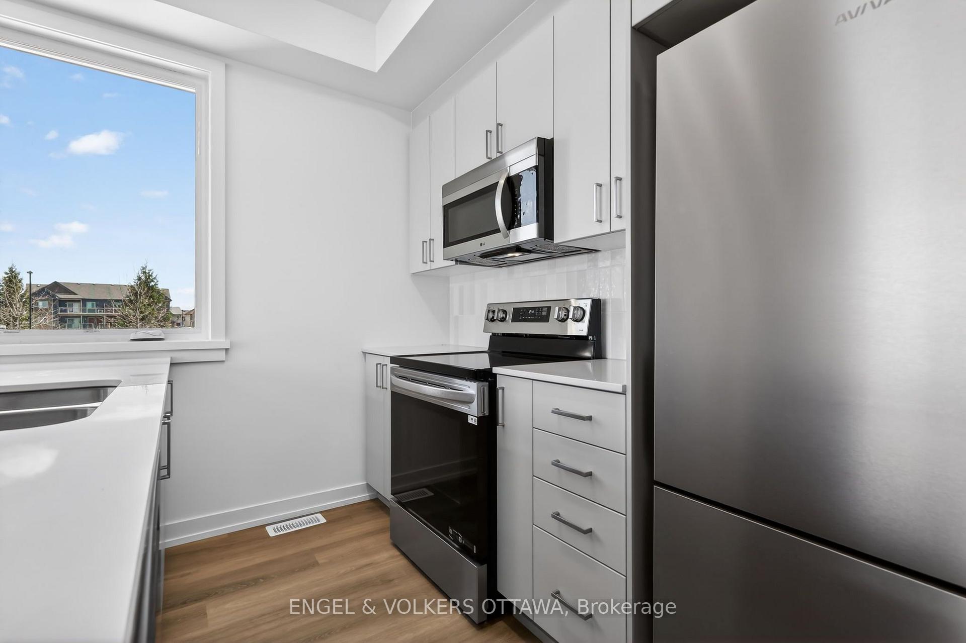 Photo 9 of 114 Stardust Private, Ottawa, Leitrim — HOMEH