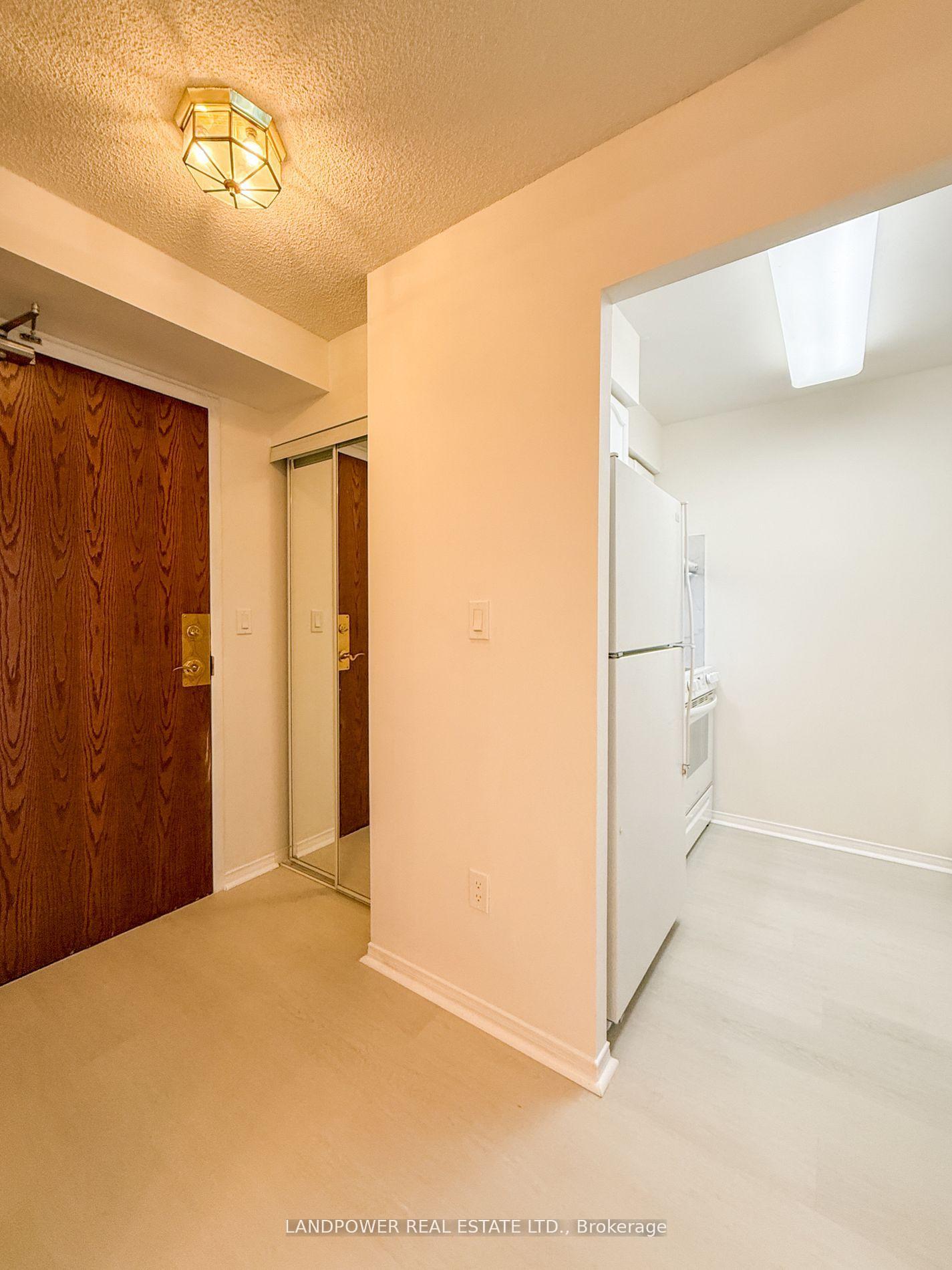Photo 4 of Unit 206, 3 Pemberton Avenue, North York, Willowdale East — HOMEH
