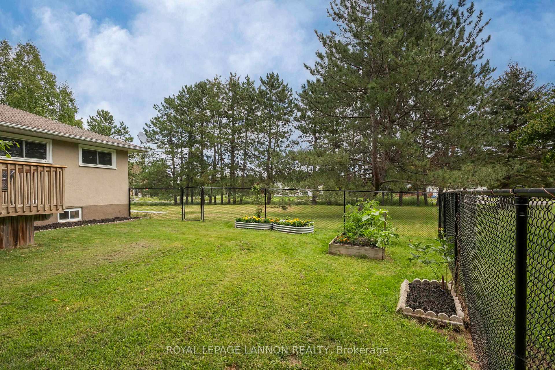 Photo 11 of 2312 Rosslyn Road, Thunder Bay, Rosslyn Road — HOMEH