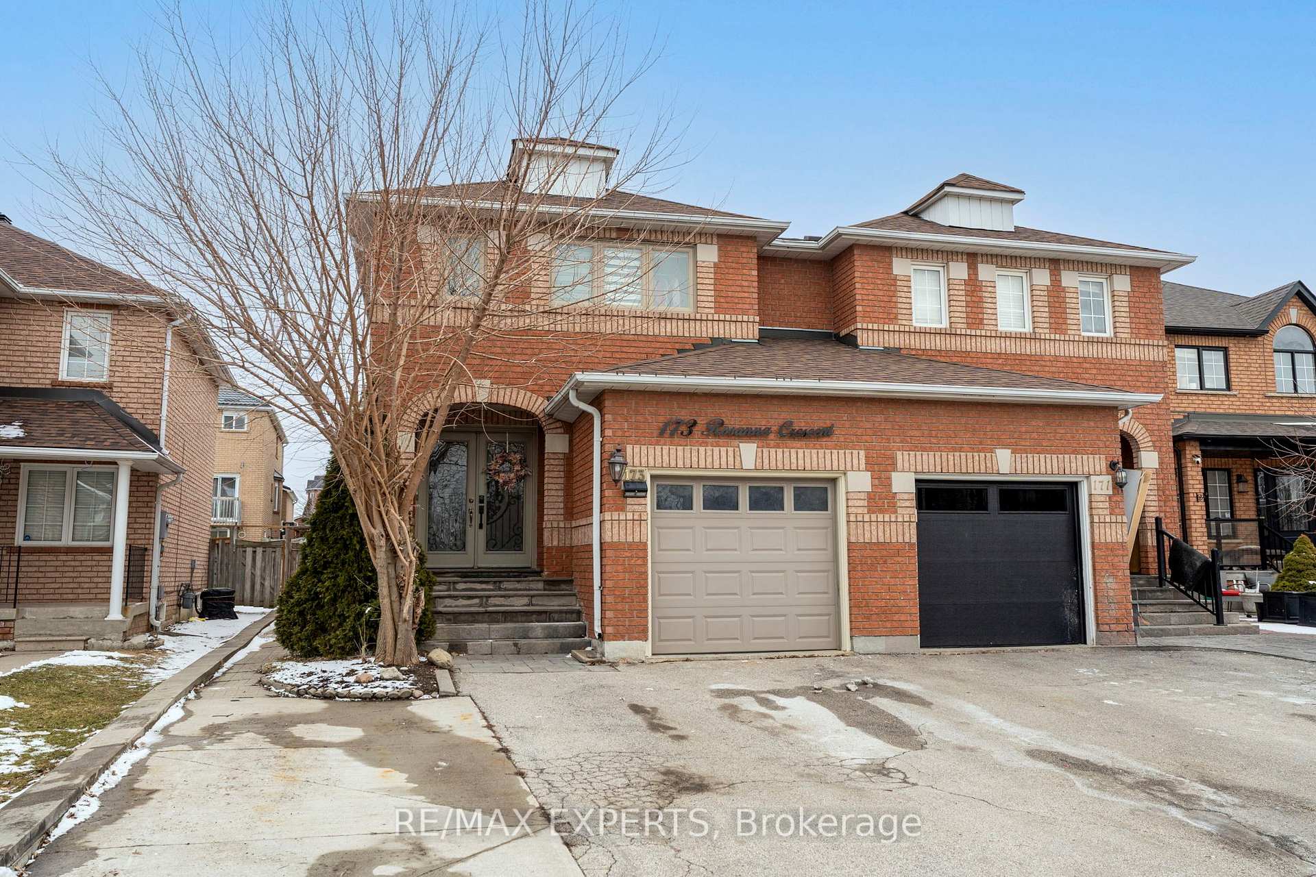 Photo 2 of 173 Rosanna Crescent, Vaughan, Maple — HOMEH