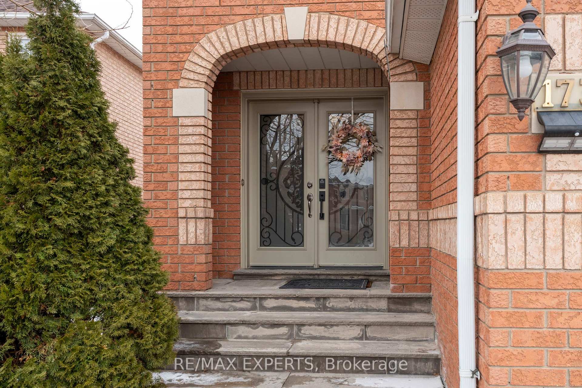 Photo 3 of 173 Rosanna Crescent, Vaughan, Maple — HOMEH