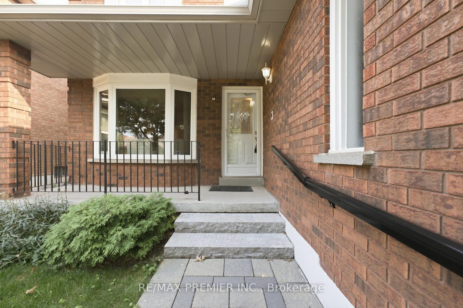 Photo 9 of 122 Spring Town Road, Vaughan, East Woodbridge — HOMEH