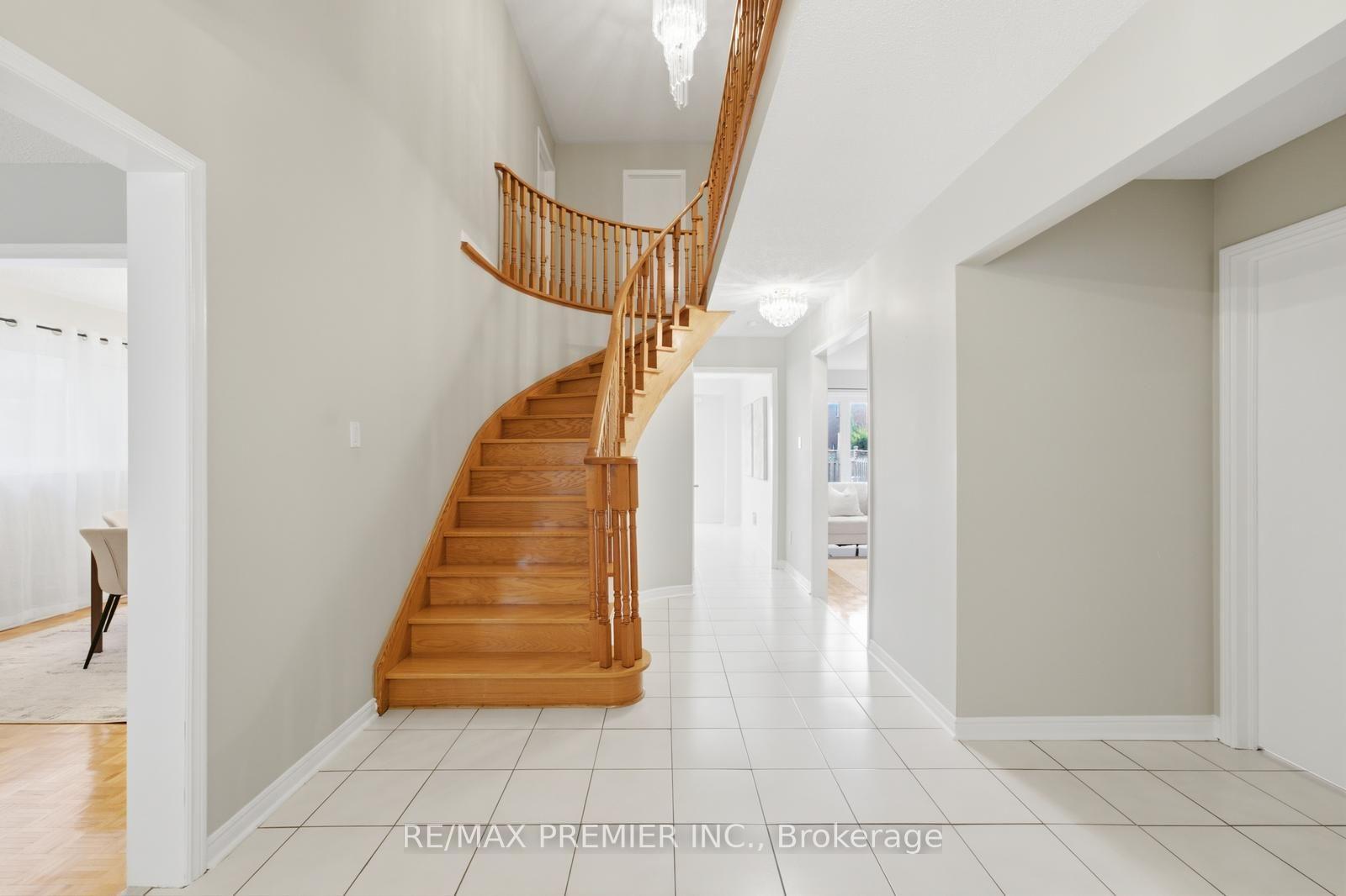 Photo 11 of 122 Spring Town Road, Vaughan, East Woodbridge — HOMEH