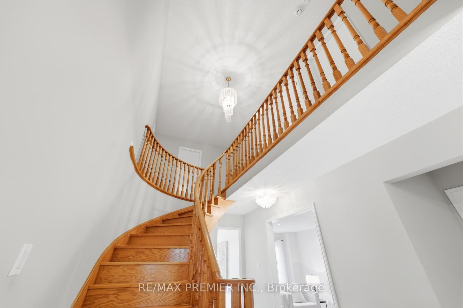 Photo 12 of 122 Spring Town Road, Vaughan, East Woodbridge — HOMEH