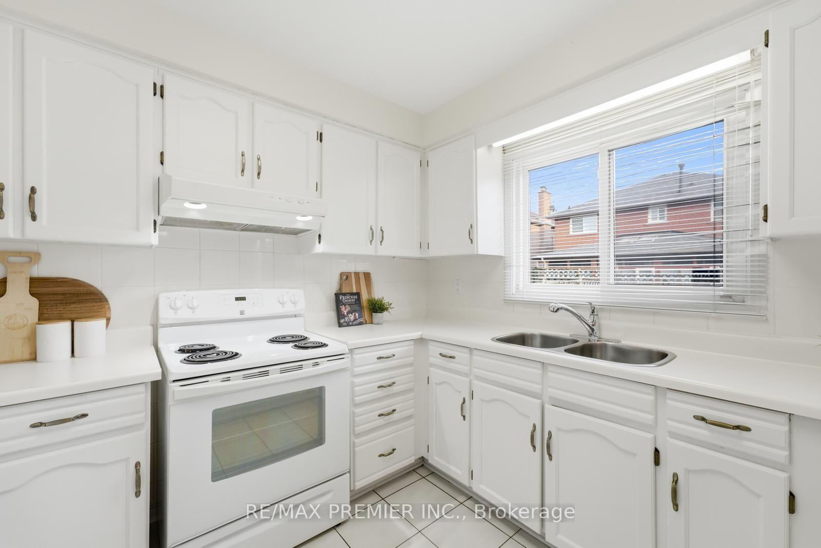 Photo 21 of 122 Spring Town Road, Vaughan, East Woodbridge — HOMEH