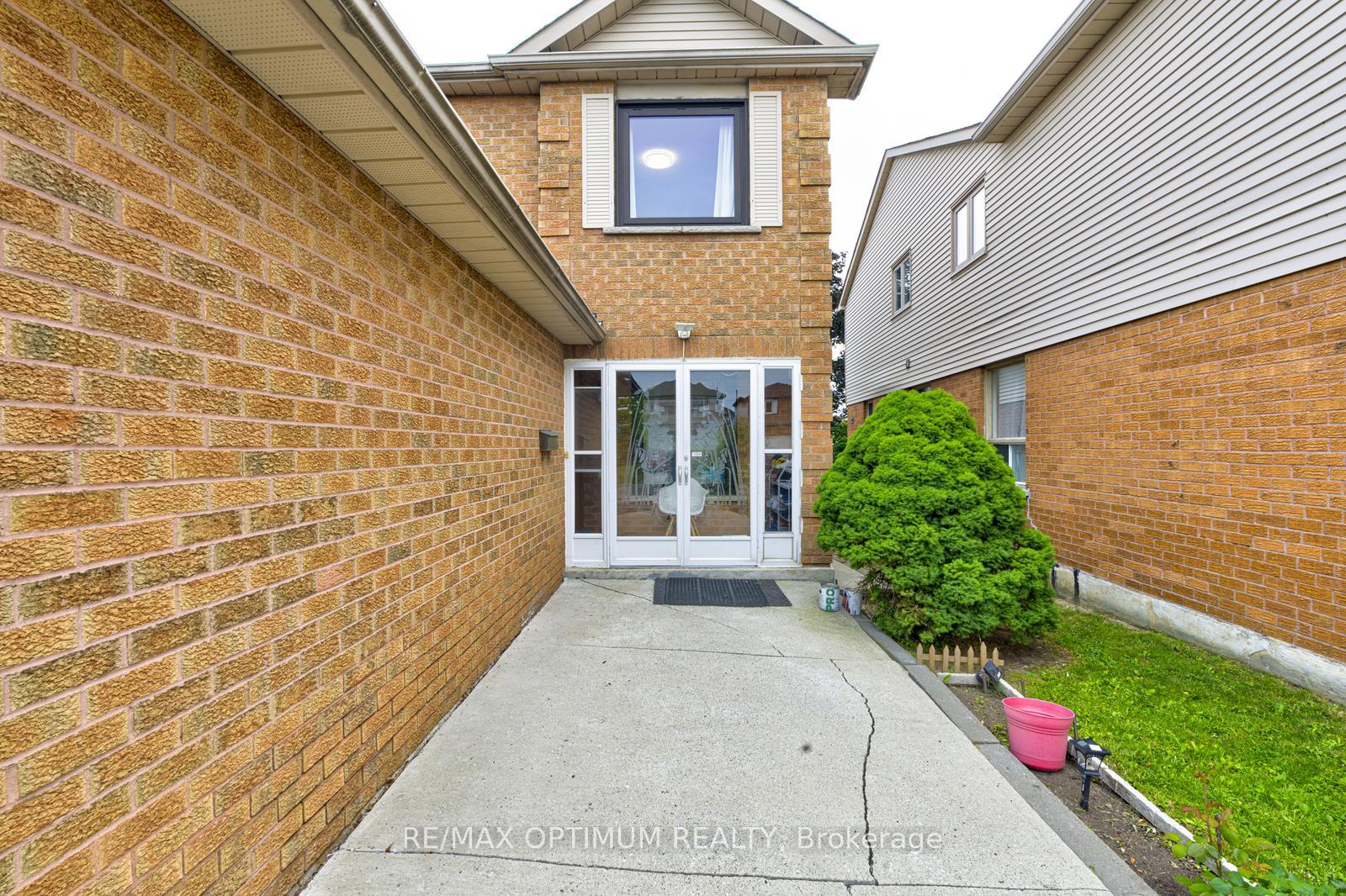 Photo 4 of 28 Stalbridge Avenue, Brampton, Fletcher's Creek South — HOMEH