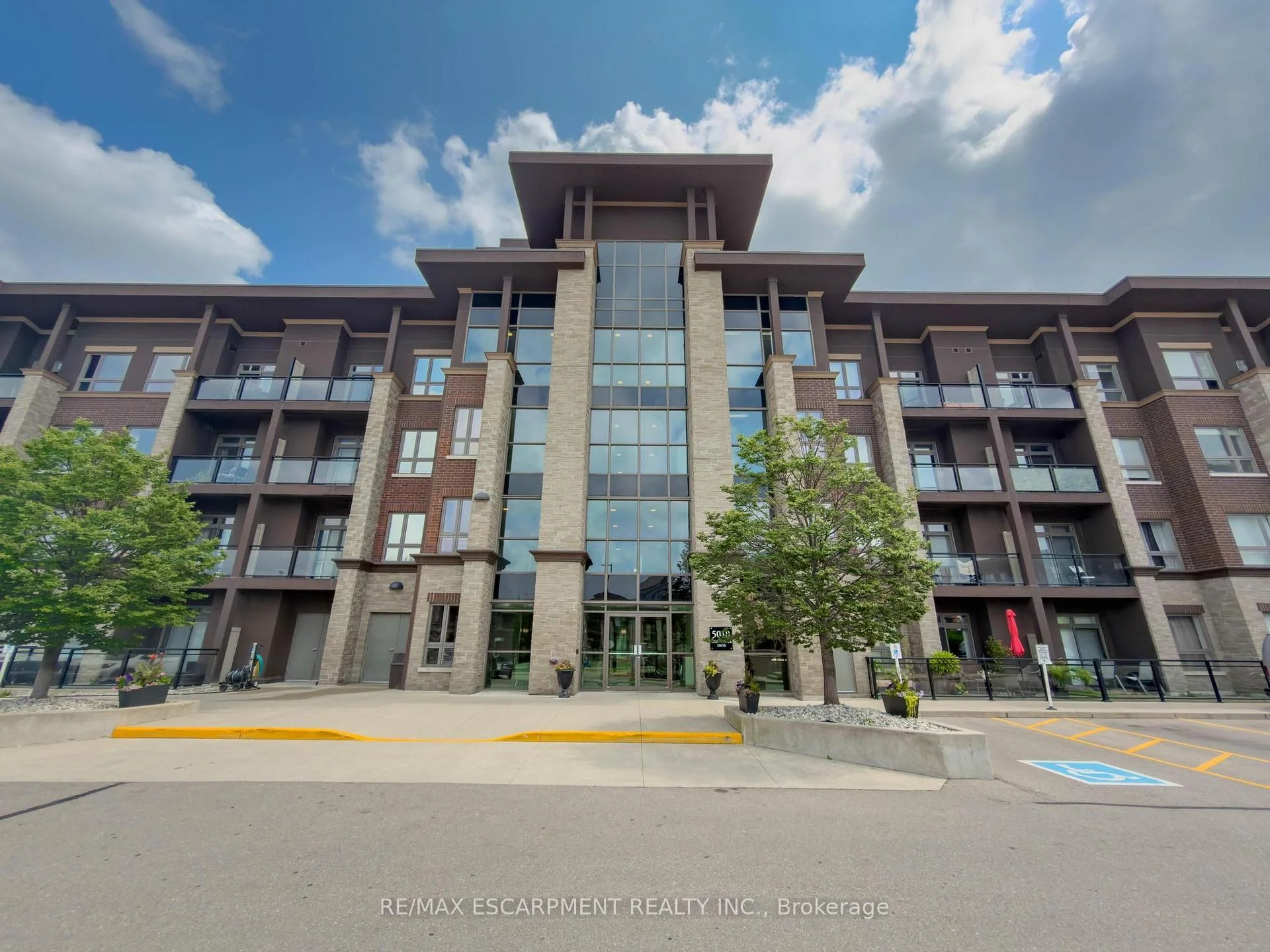 Photo 4 of Unit 109, 5010 Corporate Drive, Burlington, Uptown — HOMEH