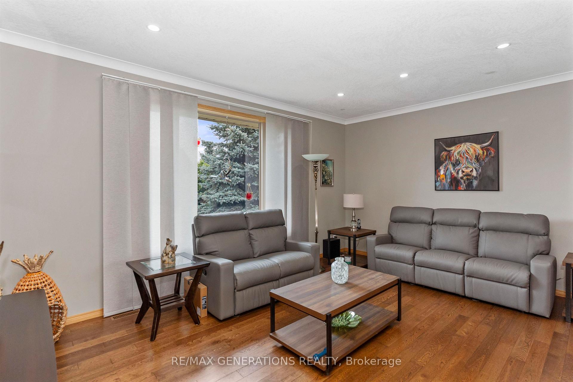 Photo 3 of 316 Fairbrooke Crescent, Thunder Bay, River Terrace — HOMEH