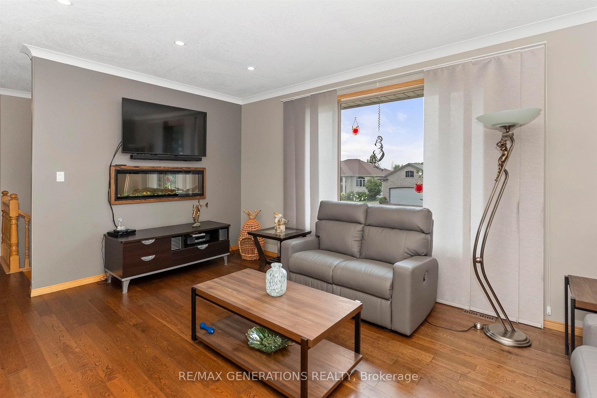 Photo 4 of 316 Fairbrooke Crescent, Thunder Bay, River Terrace — HOMEH
