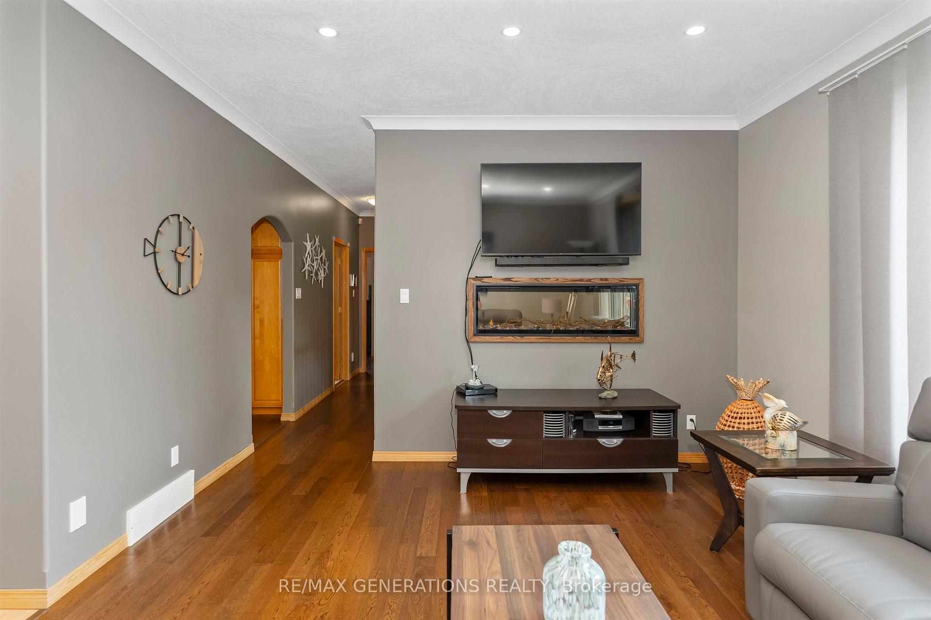 Photo 5 of 316 Fairbrooke Crescent, Thunder Bay, River Terrace — HOMEH