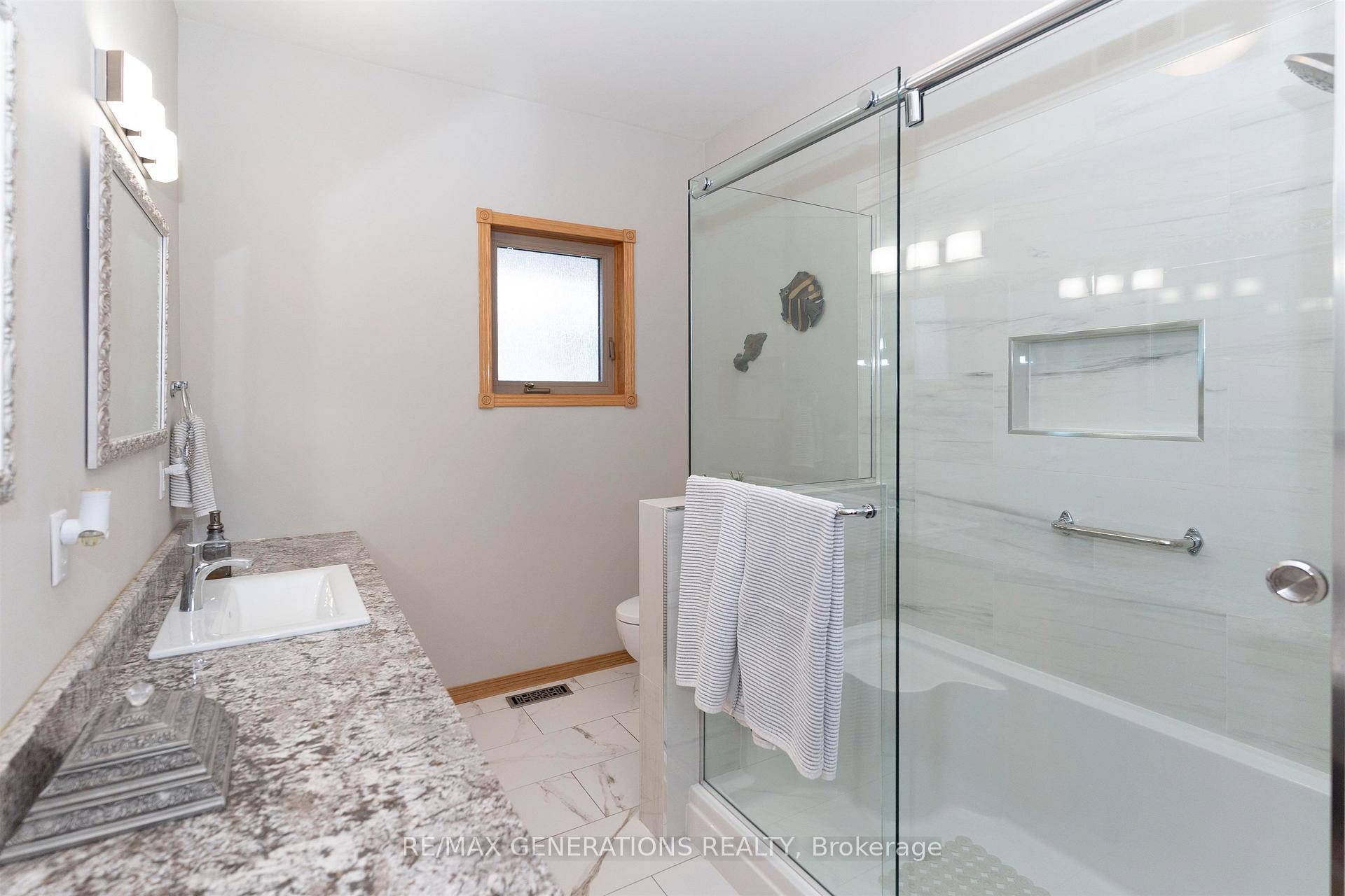 Photo 23 of 316 Fairbrooke Crescent, Thunder Bay, River Terrace — HOMEH