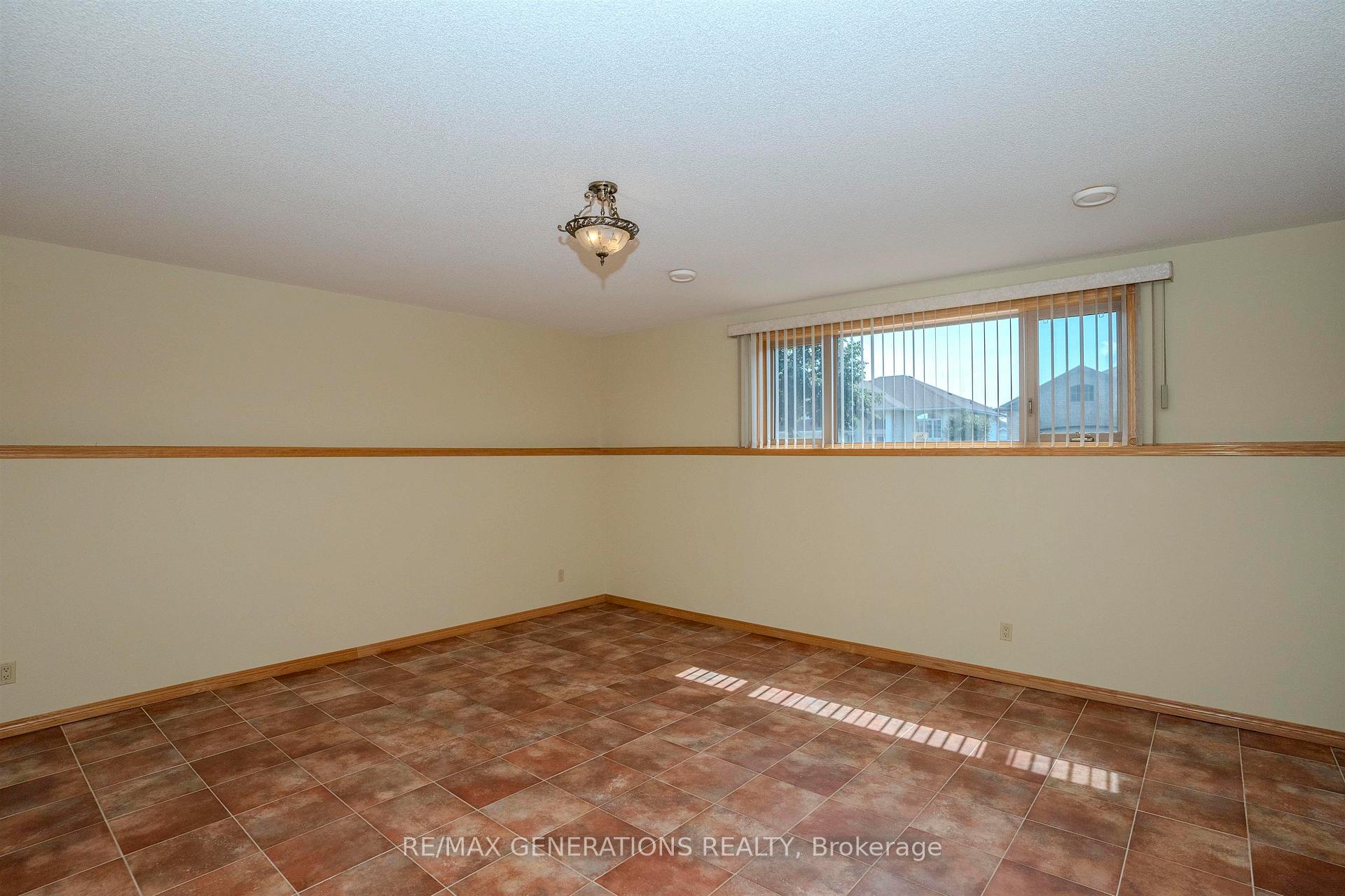 Photo 35 of 316 Fairbrooke Crescent, Thunder Bay, River Terrace — HOMEH