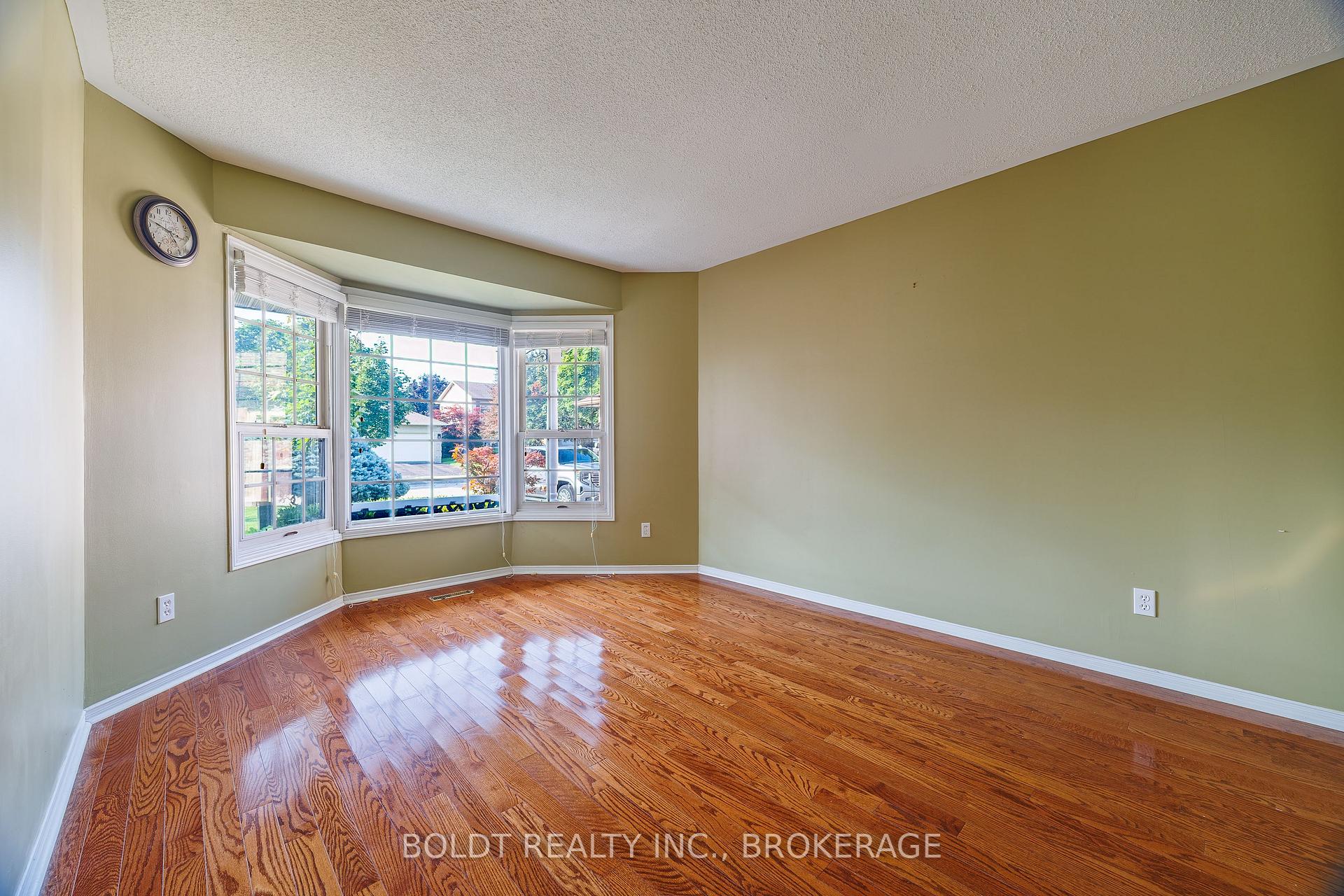 Photo 4 of 64 Carmine Crescent, St. Catharines, Rykert/Vansickle — HOMEH