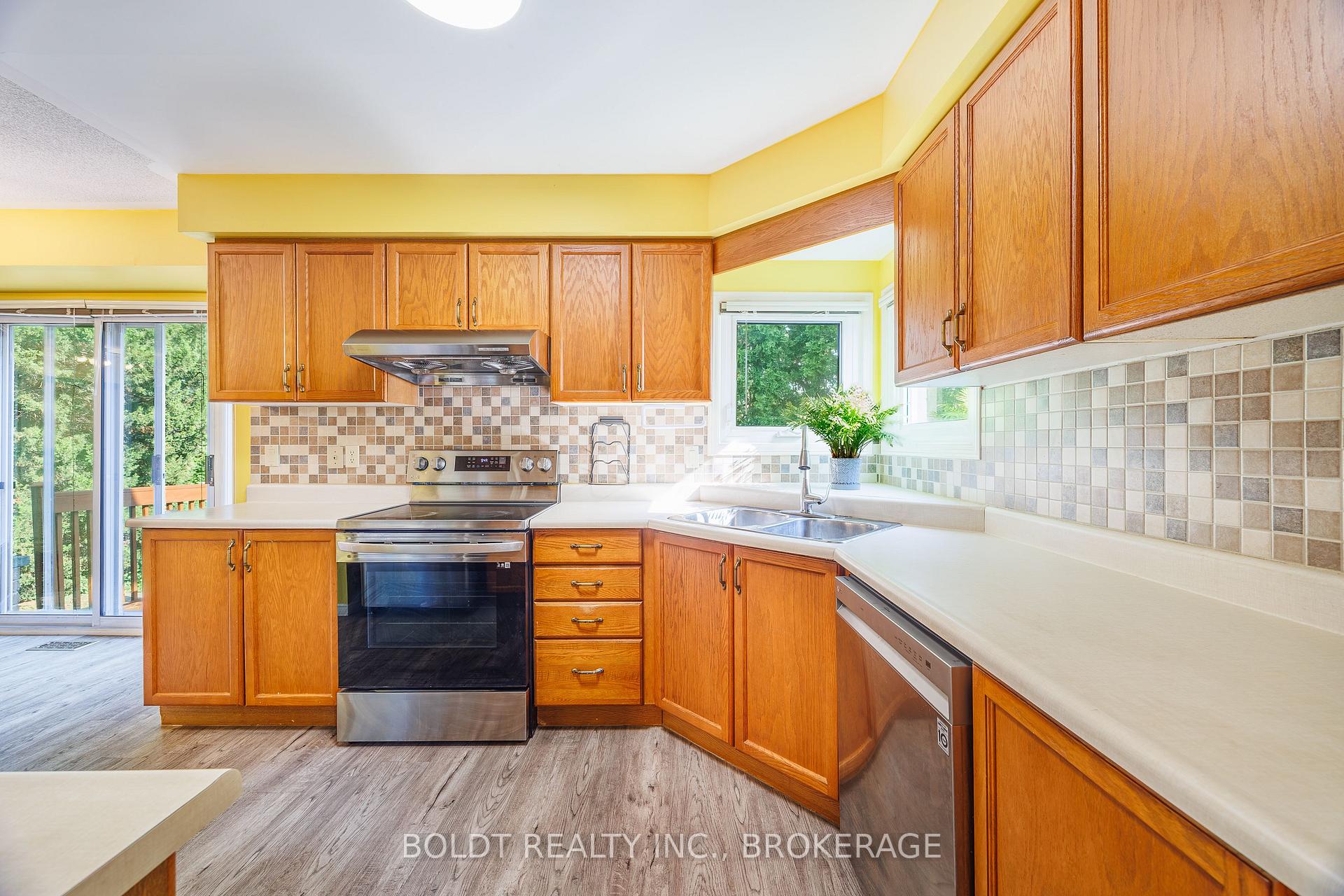 Photo 9 of 64 Carmine Crescent, St. Catharines, Rykert/Vansickle — HOMEH